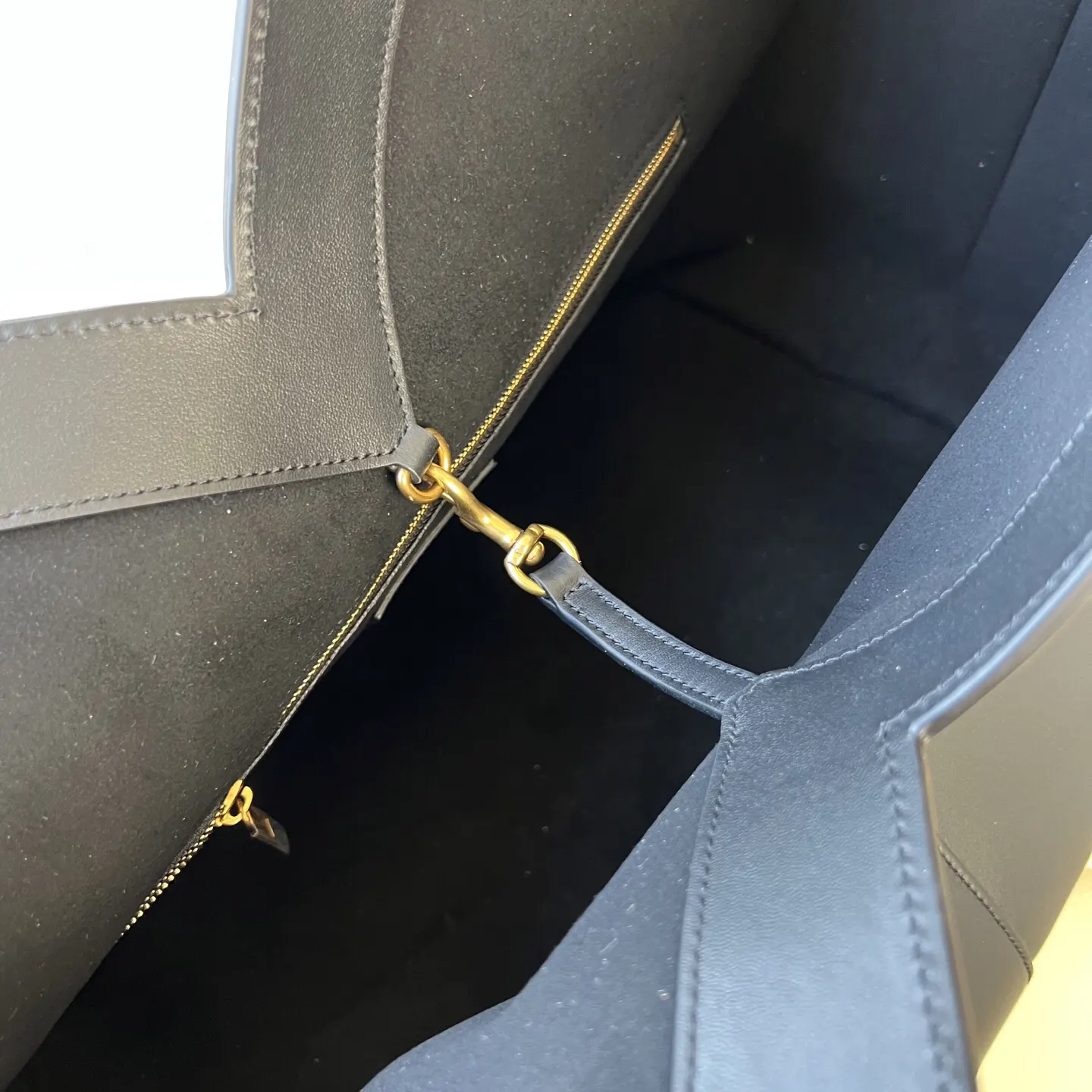 YSL 牛皮 Cabas 精细粒面皮革托特包 同色系绒面 大容量托特款(數字9) YSL 牛皮 Cabas 精细粒面皮革托特包 同色系绒面 大容量托特款(數字9)