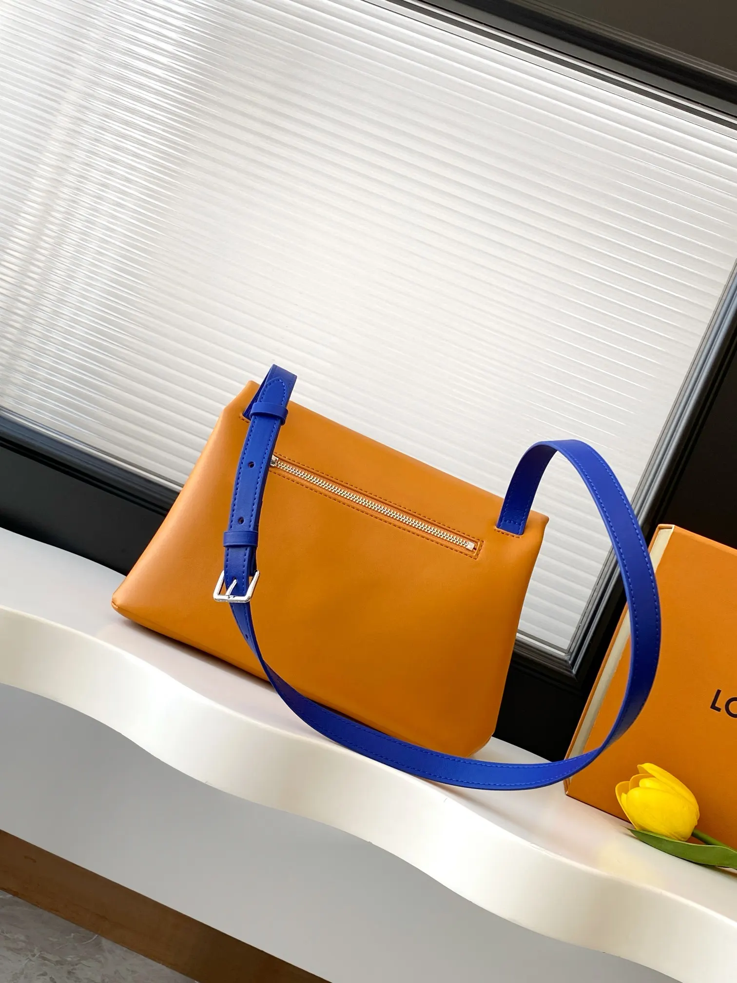LV yellow, tote bag, large-capacity commuter model Image 3 LV yellow, tote bag, large-capacity commuter model Image 3