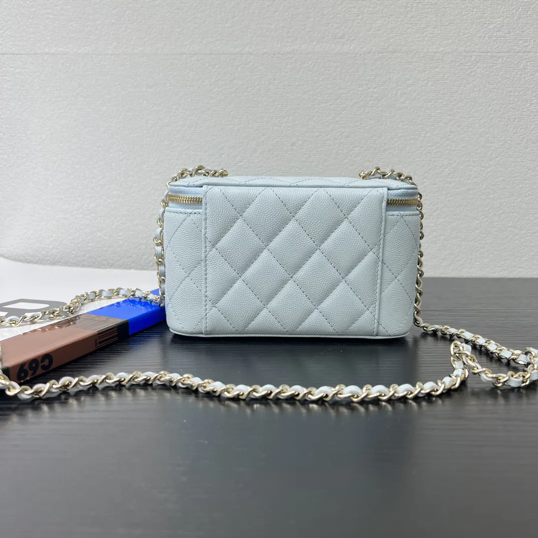 Chanel 浅蓝色牛皮翻盖链条包 金链