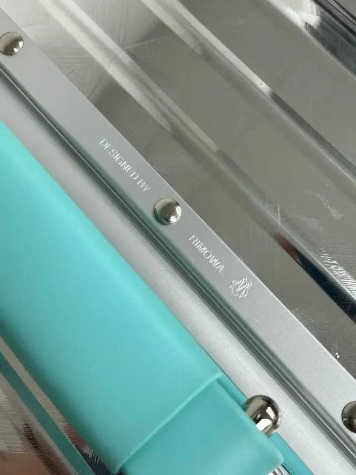 激光刻字 包括主Logo铭牌 荷叶固定扣 每只都 行李箱 旅行拉杆款 轻便出行款