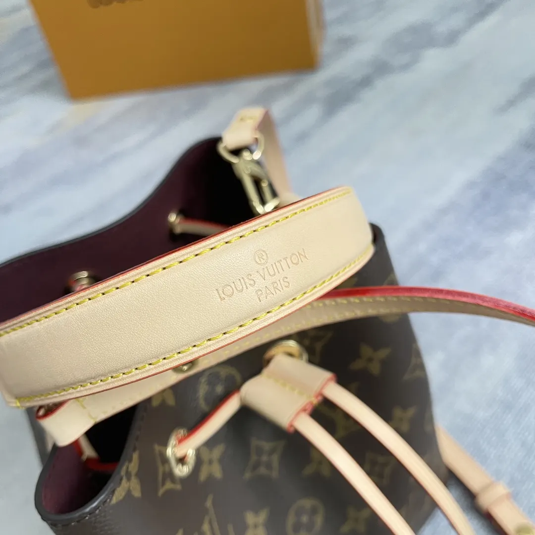 老花 帆布 可以携带钥匙 AirPod和等必需品的充足的收納空间 水桶包 休閒水桶款