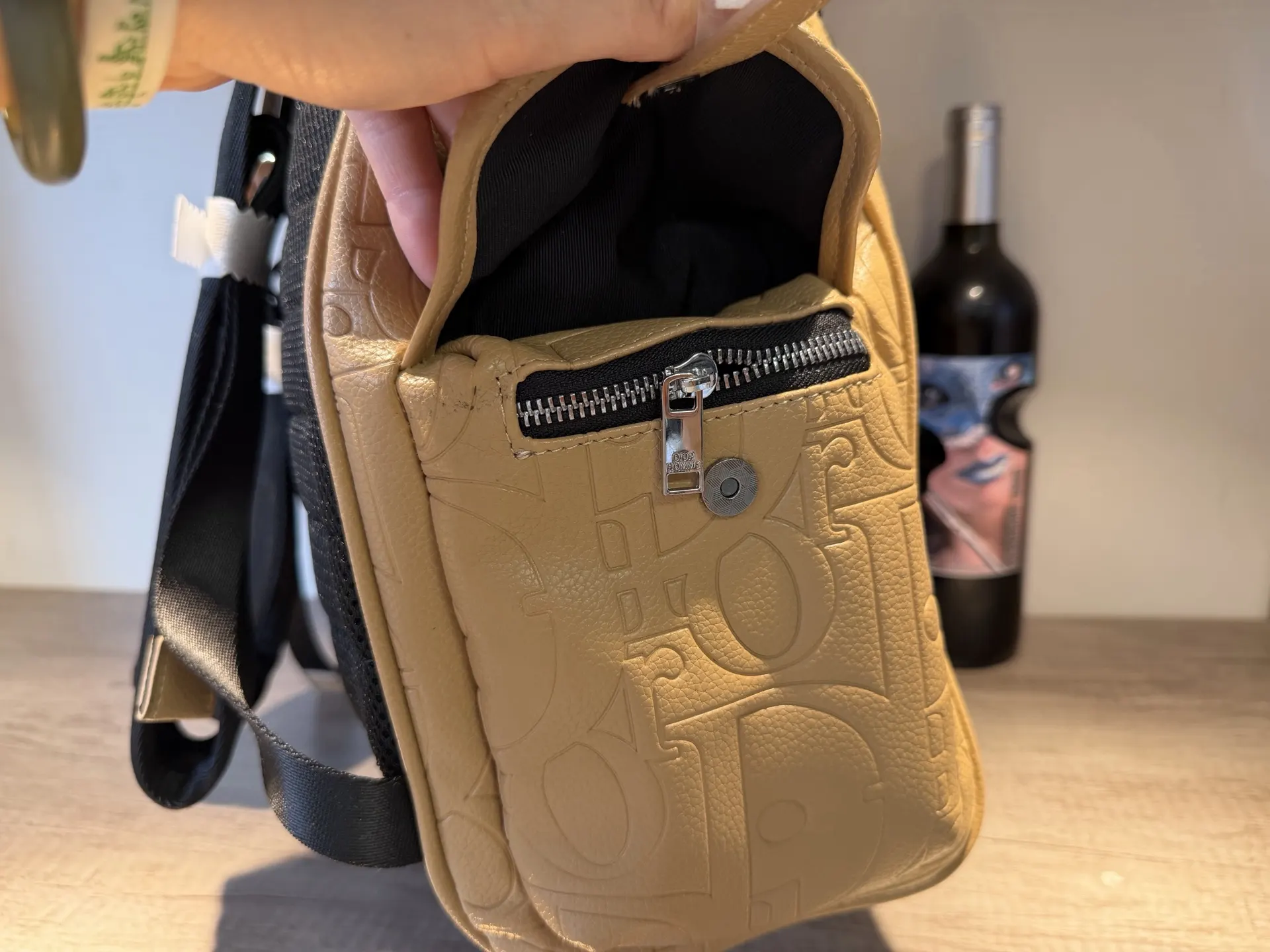 Dior 潮男必备单品 潮牌雙肩背包 定制五金 设 雙肩包 实用雙肩款(數字8) Dior 潮男必备单品 潮牌雙肩背包 定制五金 设 雙肩包 实用雙肩款(數字8)