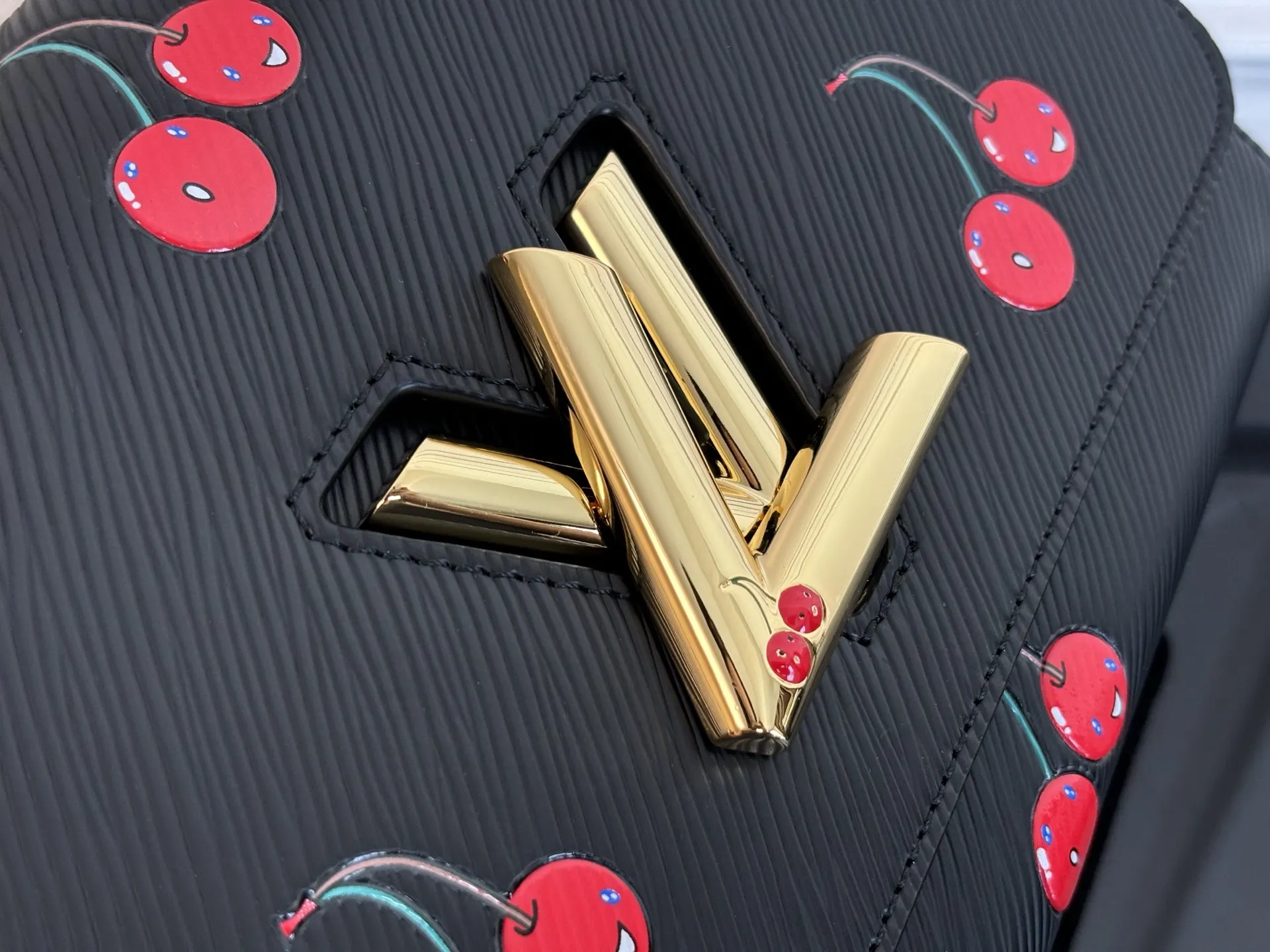 LV 黑色 牛皮 链条包 精致链条款