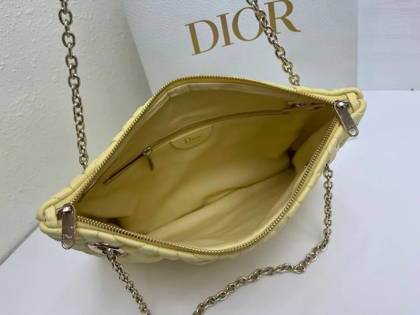 Dior 突显饰以蓬蓬超大藤格纹的新材质 为經典图案注入立体风 鏈條包 精致鏈條款(數字9) Dior 突显饰以蓬蓬超大藤格纹的新材质 为經典图案注入立体风 鏈條包 精致鏈條款(數字9)