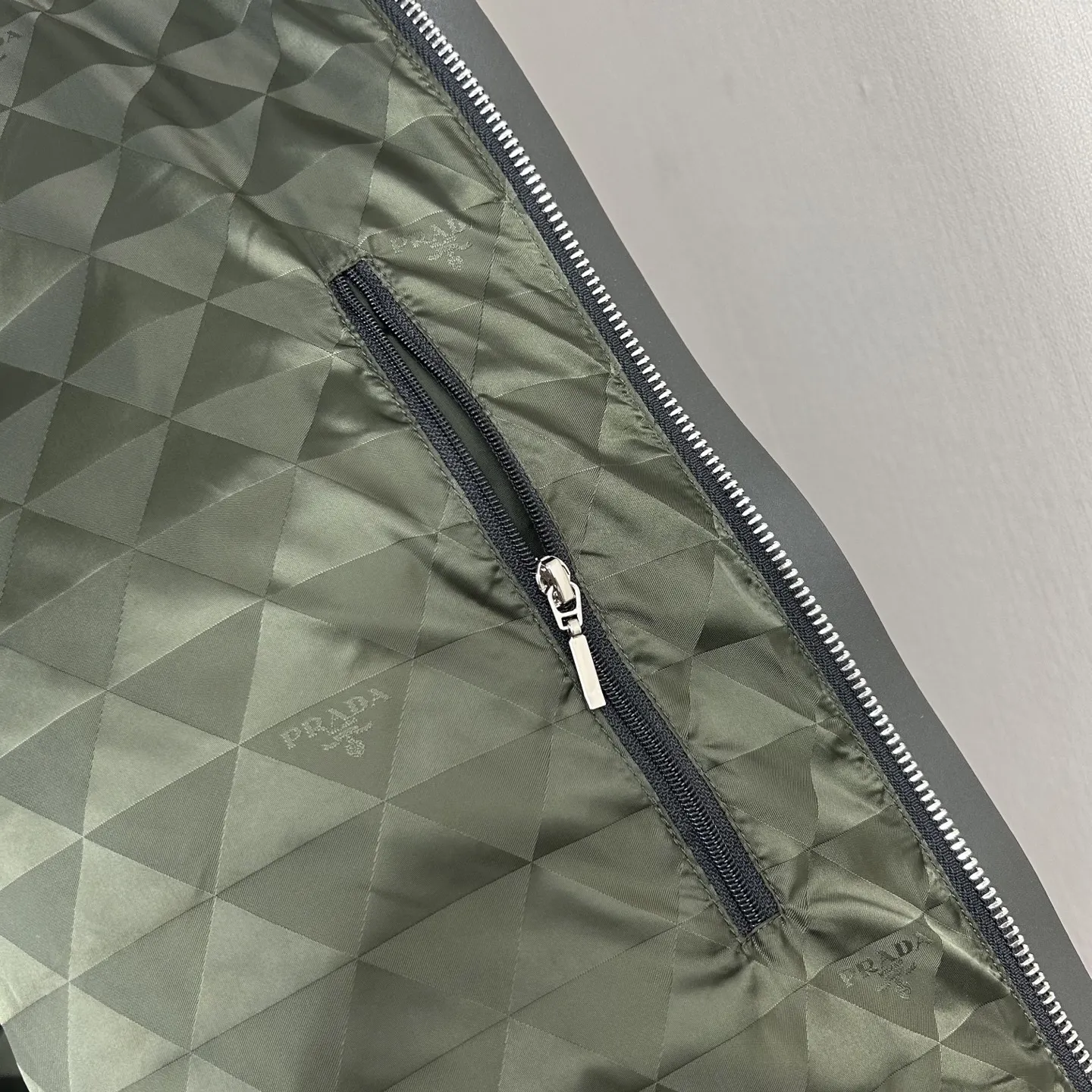 PRADA 羽绒服 通勤休闲款
