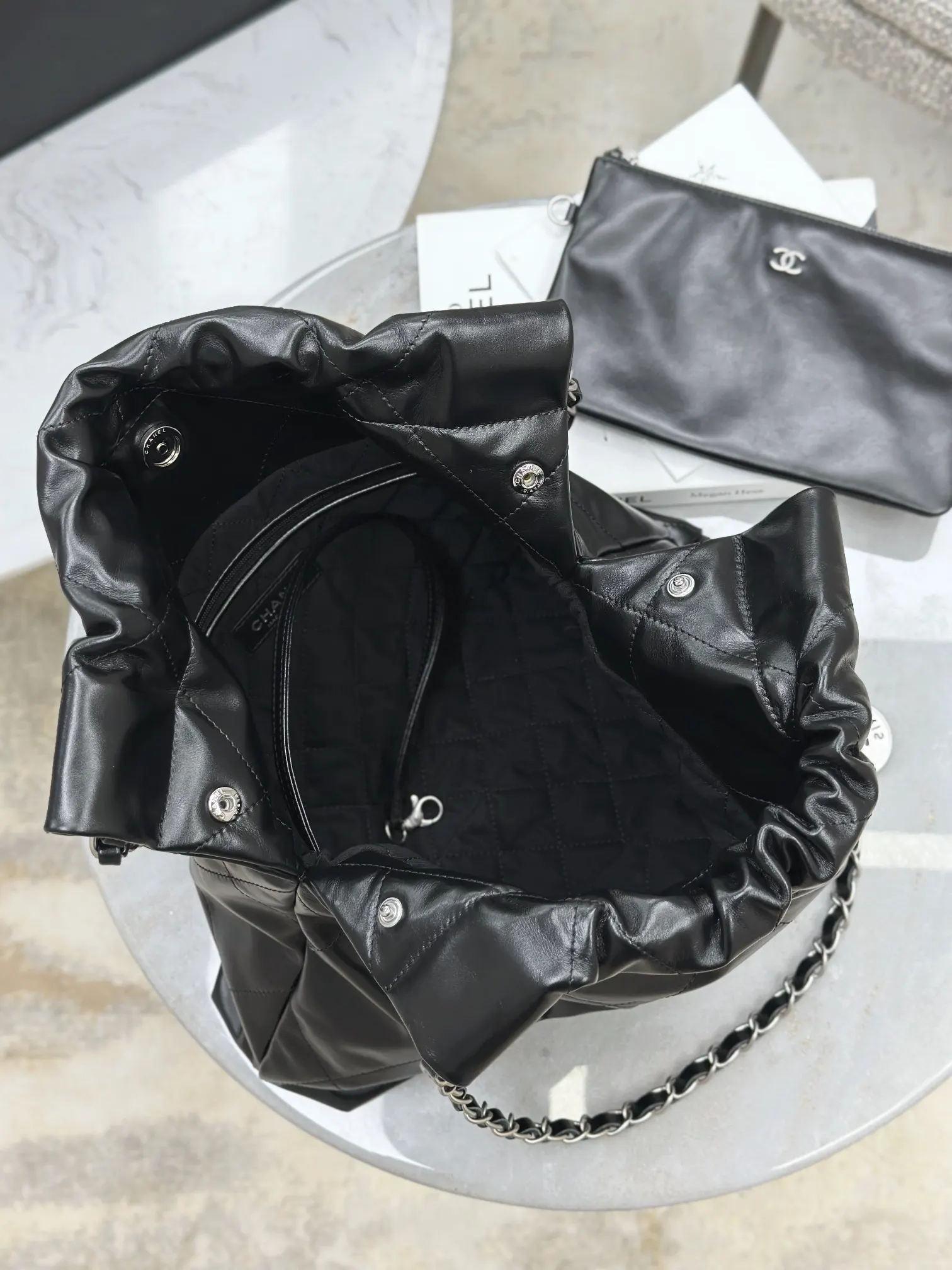CHANEL 22 Bag 黑色牛皮束口链条包 旅行款