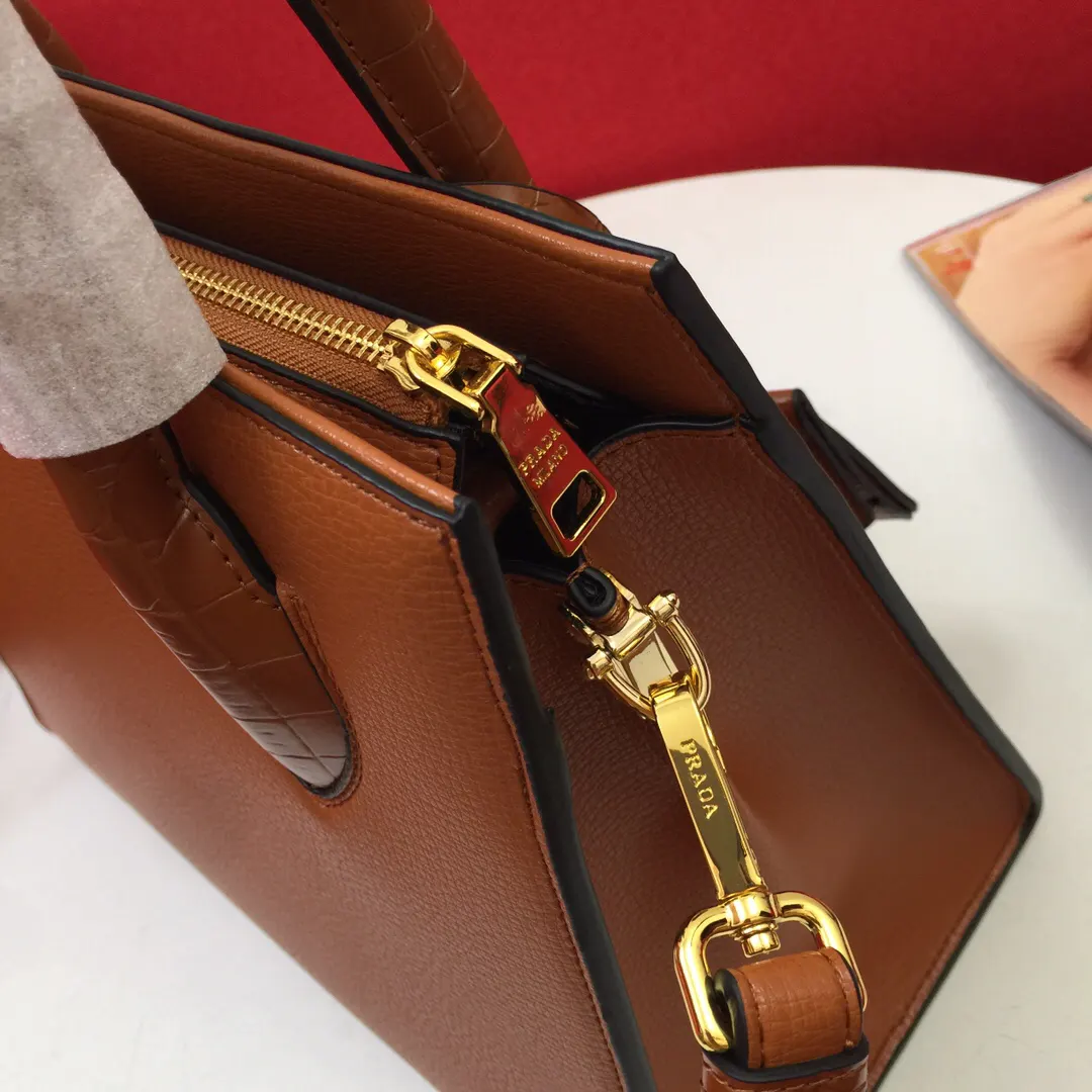 Prada 鳄鱼皮 牛皮 手提包