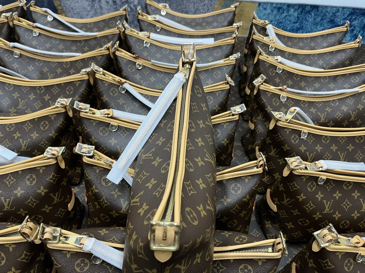 CarryAll EAST WEST 手袋 已到 水桶包 休閒水桶款