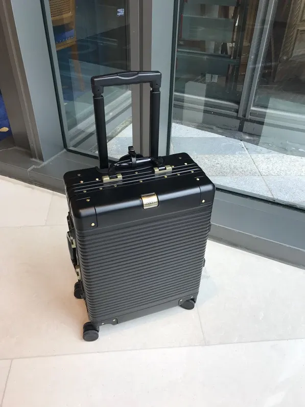 GUCCl全鋁镁合金登机箱 仅供出囗的 比官方抢 行李箱 旅行拉杆款 輕便出行款