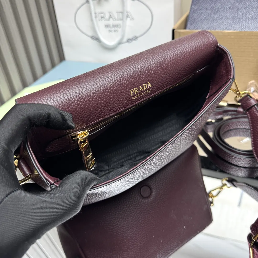 Prada 牛皮 字母 Logo 双肩背包 轻便实用