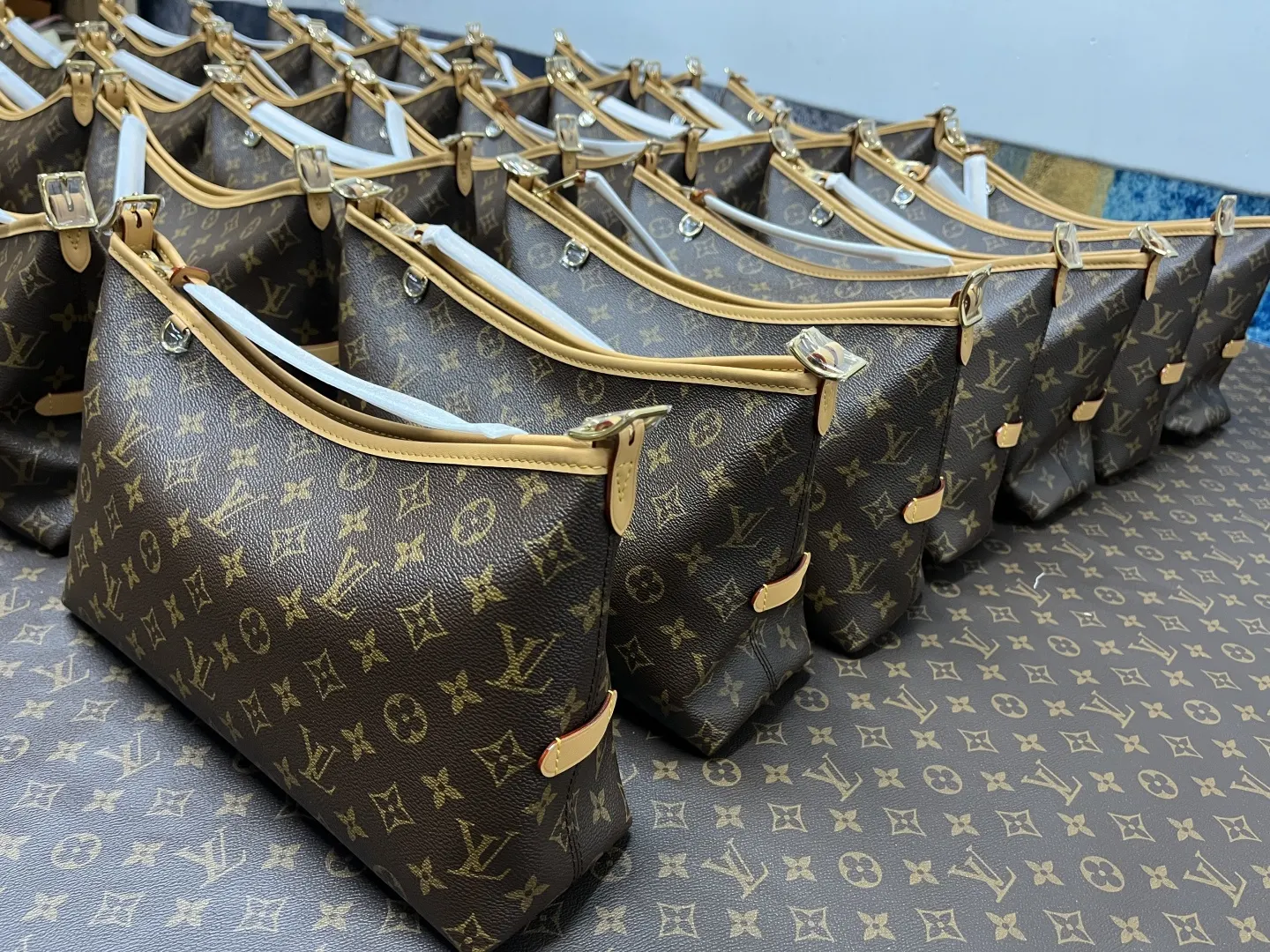 CarryAll EAST WEST 手袋 已到 水桶包 休閒水桶款