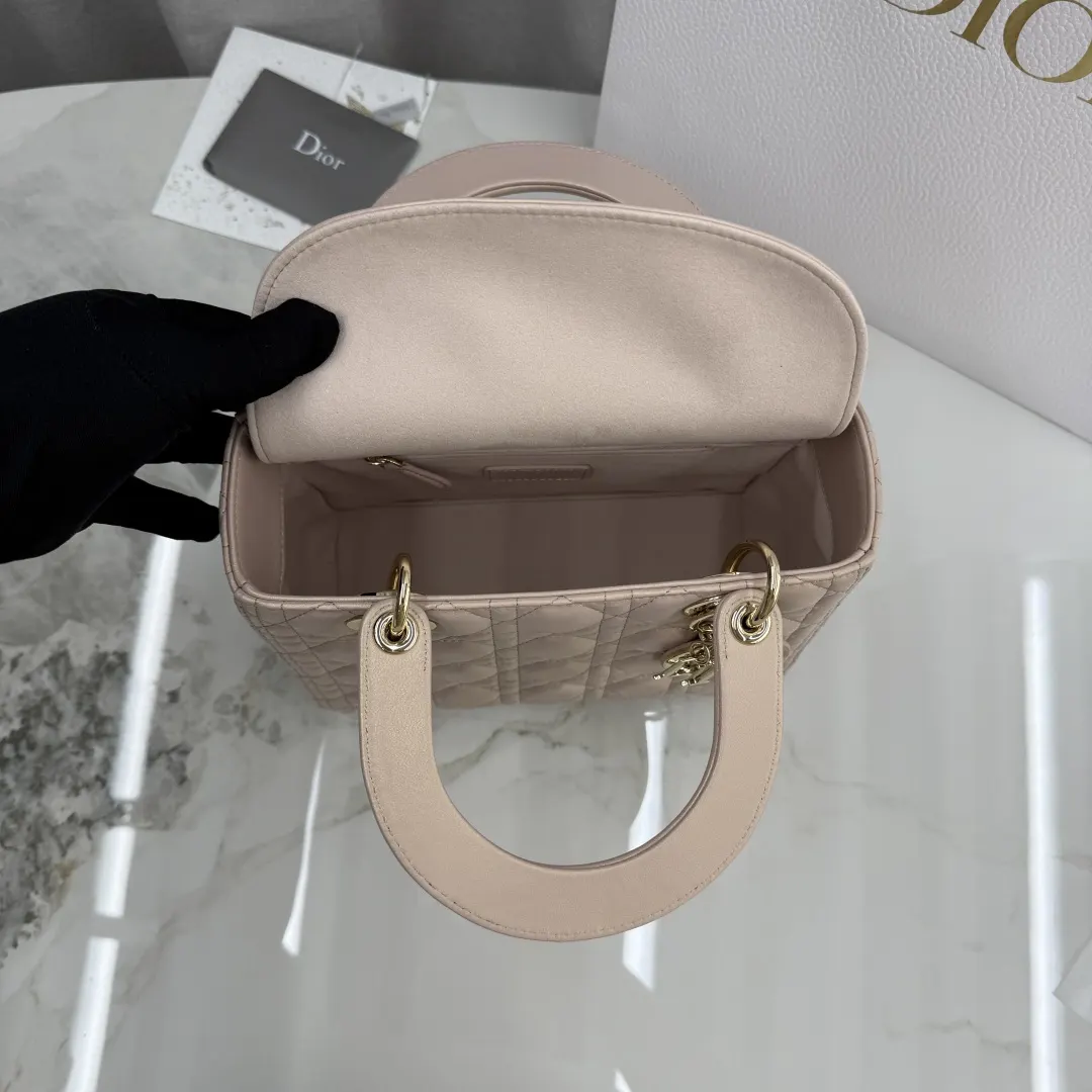 Dior Lady Dior 粉色羊皮卡夹 标签细节款