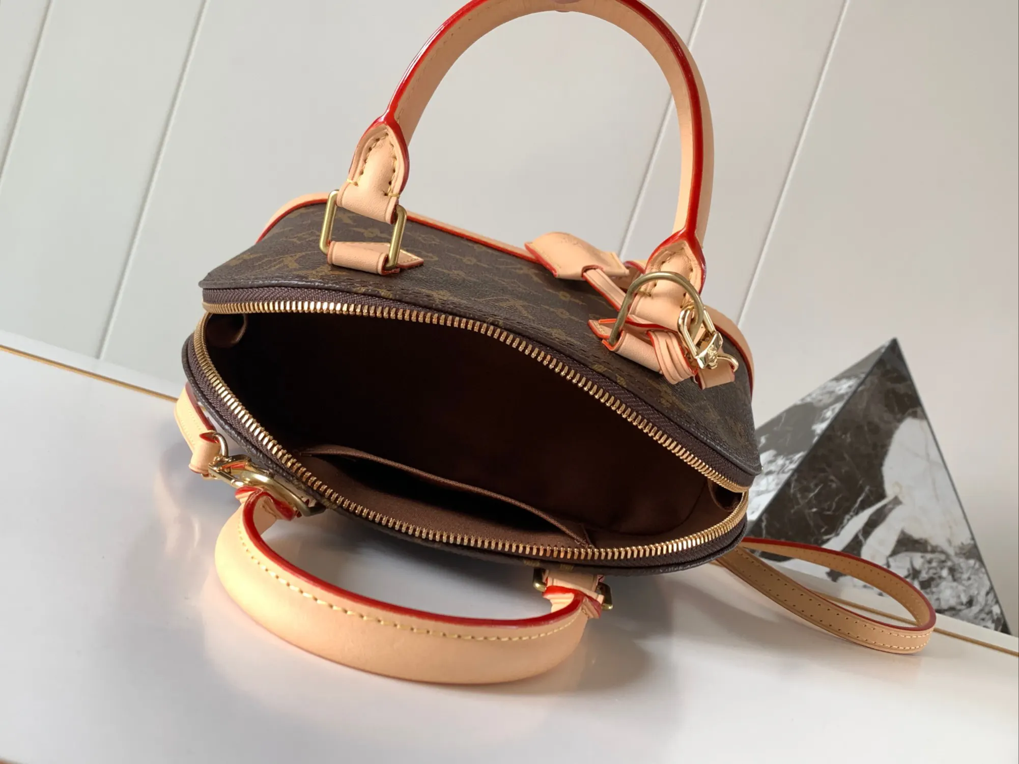 LV Alma classic Monogram, shell bag Image 8 LV Alma classic Monogram, shell bag Image 8