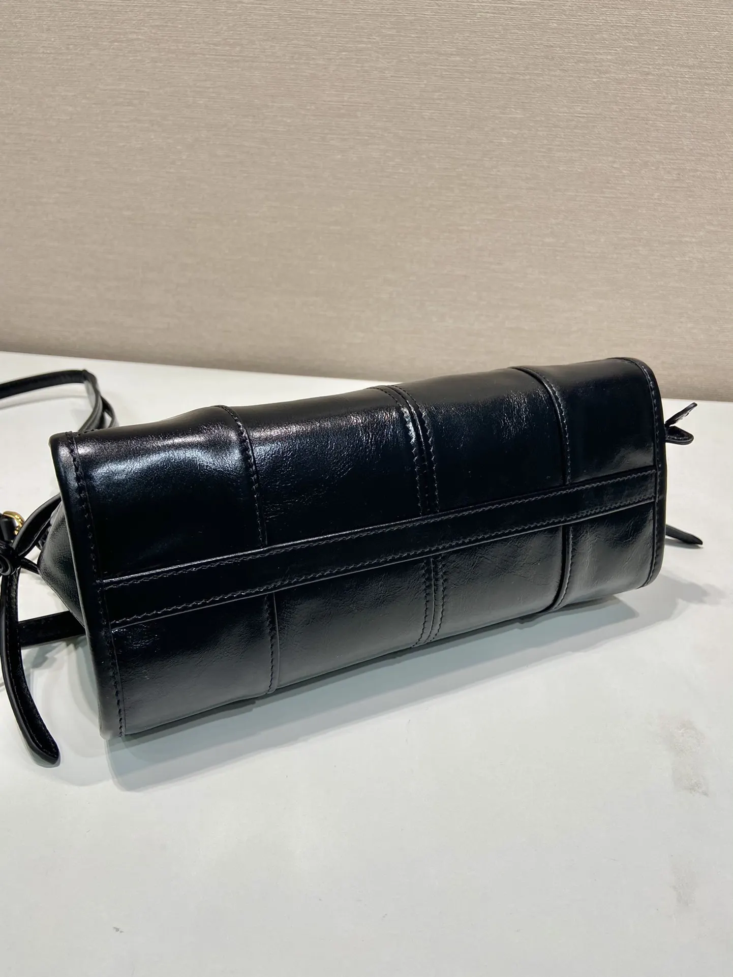 PRADA 斜挎包 日常通勤款