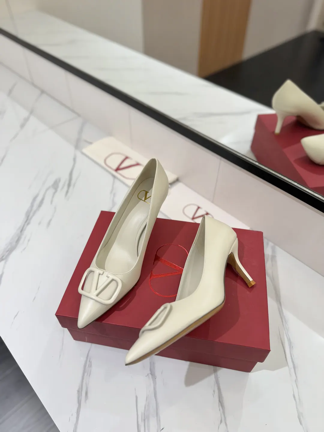 Valentino 金色 平底鞋 通勤约会款