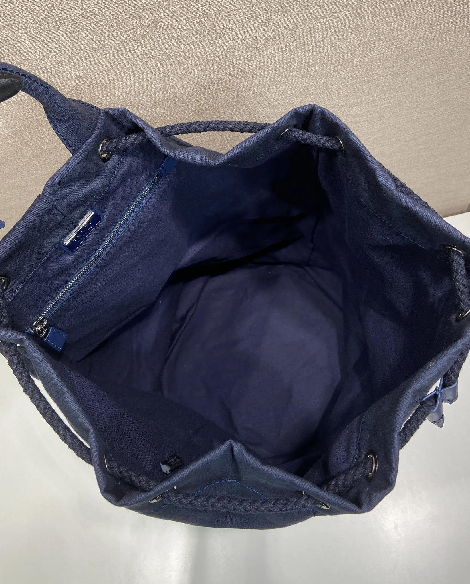 皮革 同色字母徽标刺繡注入独特經典格调 旅行袋 大容量旅行款