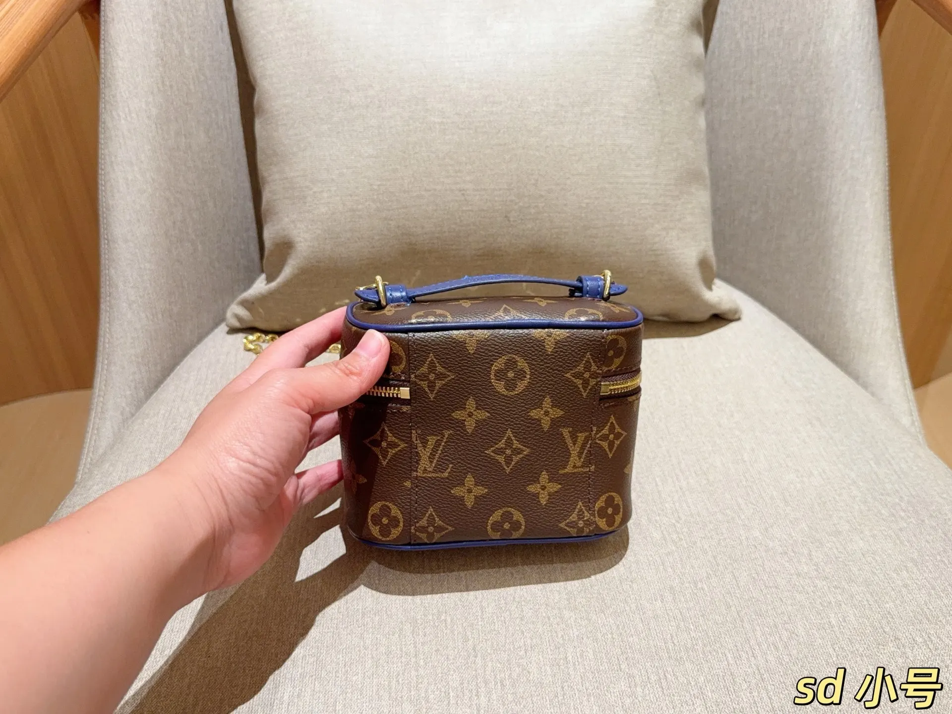 LV 化妆包 便携收纳款