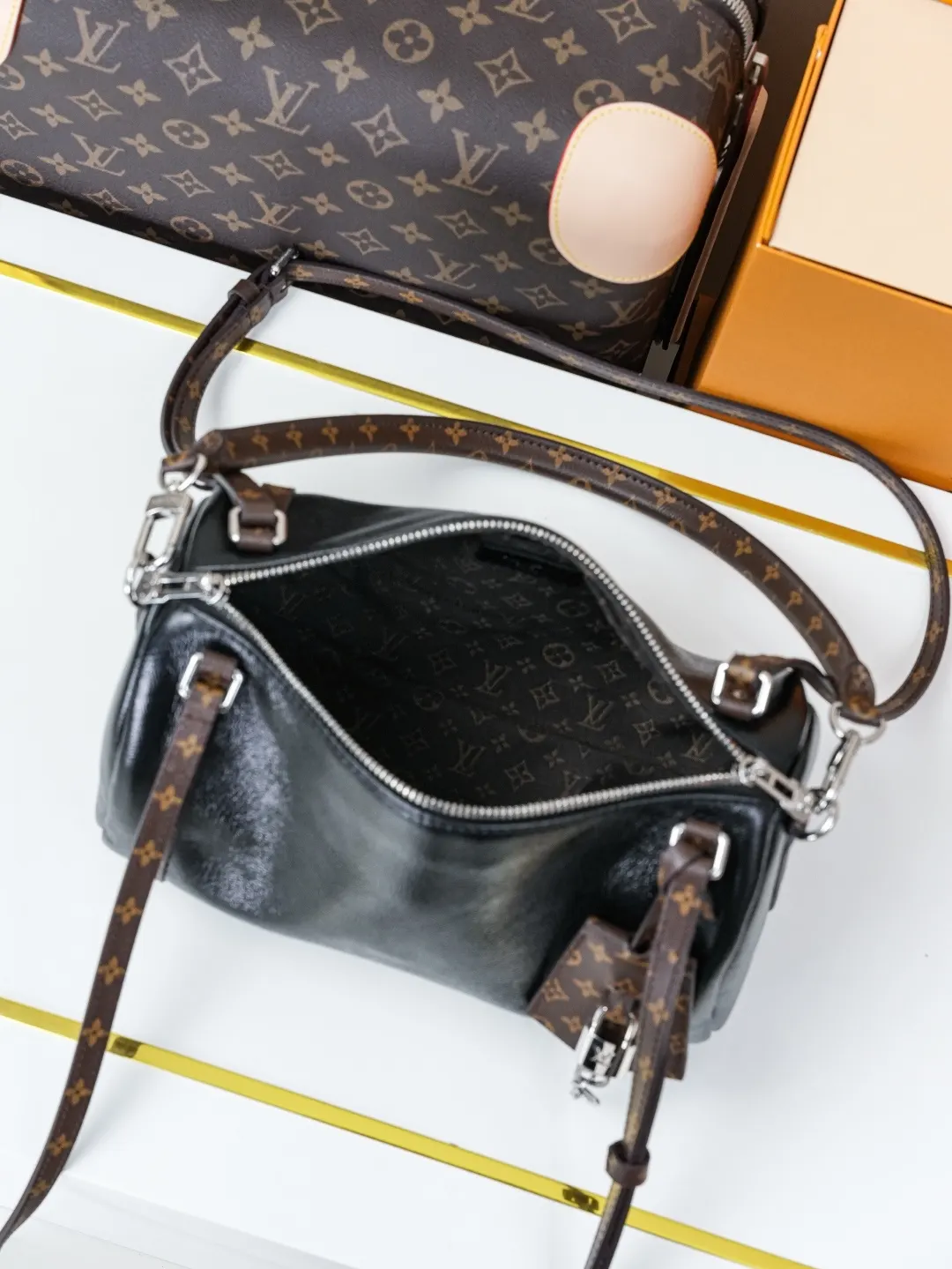 LV 牛皮 内衬点缀标志性 Mo图案 手提包 通勤手提款