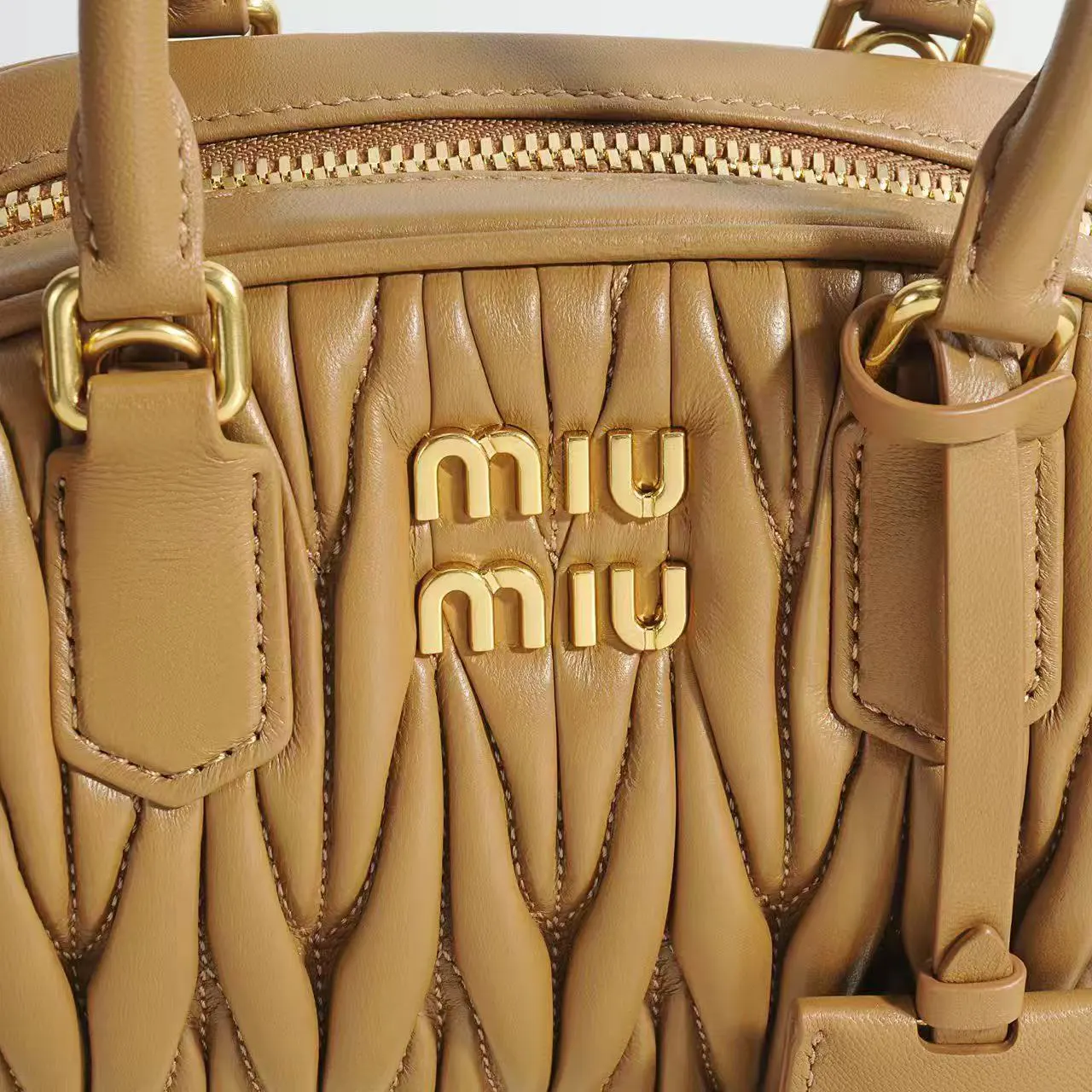 Miu 焦糖色 羊皮 斜背包 輕便斜挎款