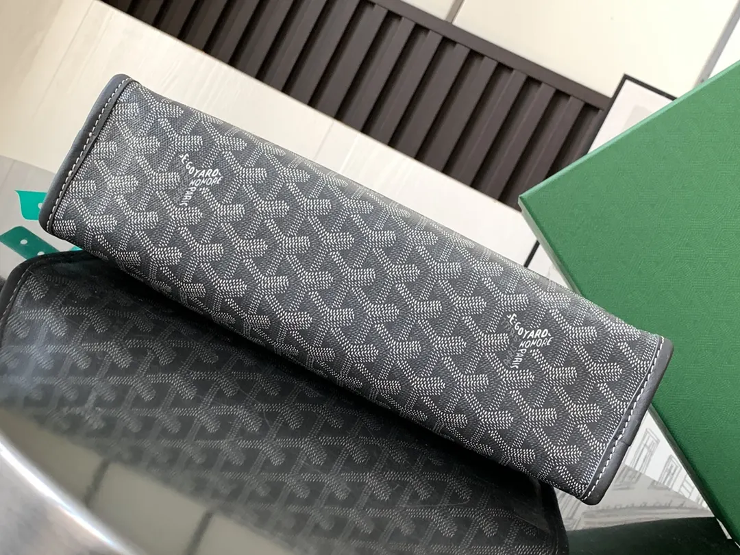 Goyard 灰色 其防水棉布衬里易于清洁 可通过其外部挂环将其挂在任何 化妆包 便携收纳款