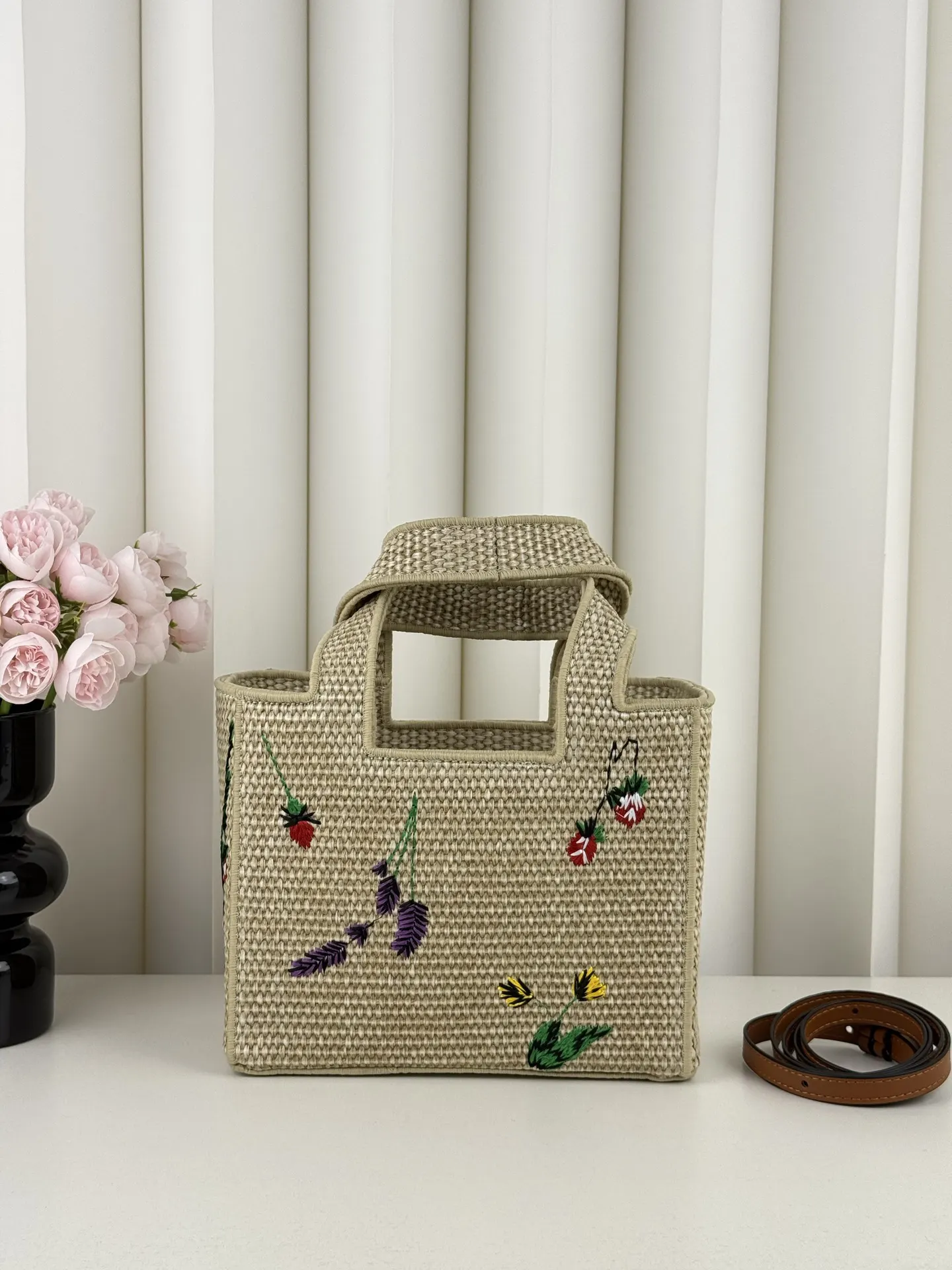 Loewe 罗意威刺绣 夏日海岛系列推出了 草编 托特包 大容量托特款
