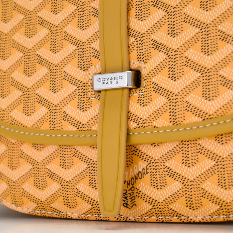 Goyard 黄色 皮质镶边以线条的方式凸显出包身轮廓 翻盖的皮质内衬亦 收纳包 旅行收纳款