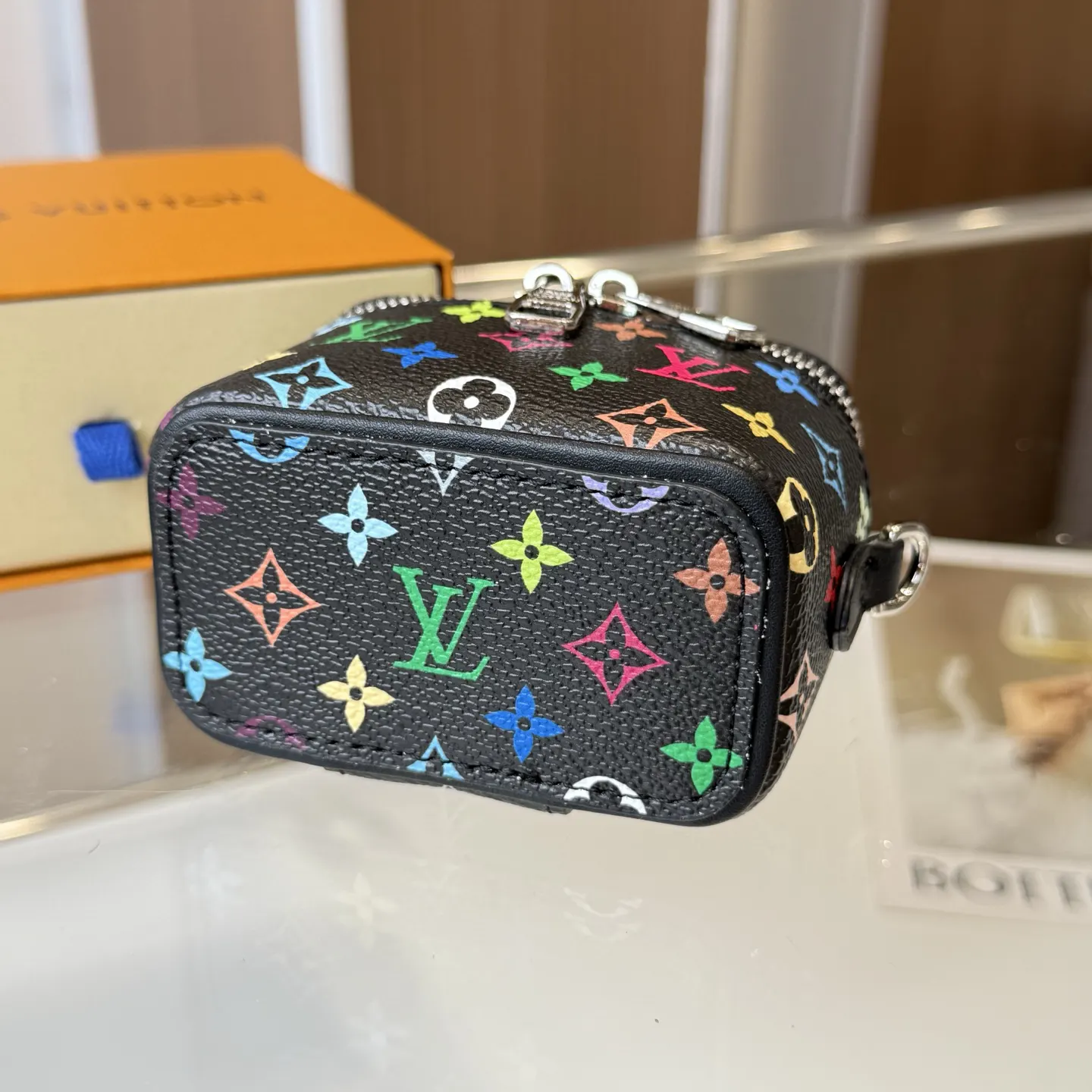 LV 帆布 色 供应 迷你microvanity 鏈條包 精致鏈條款