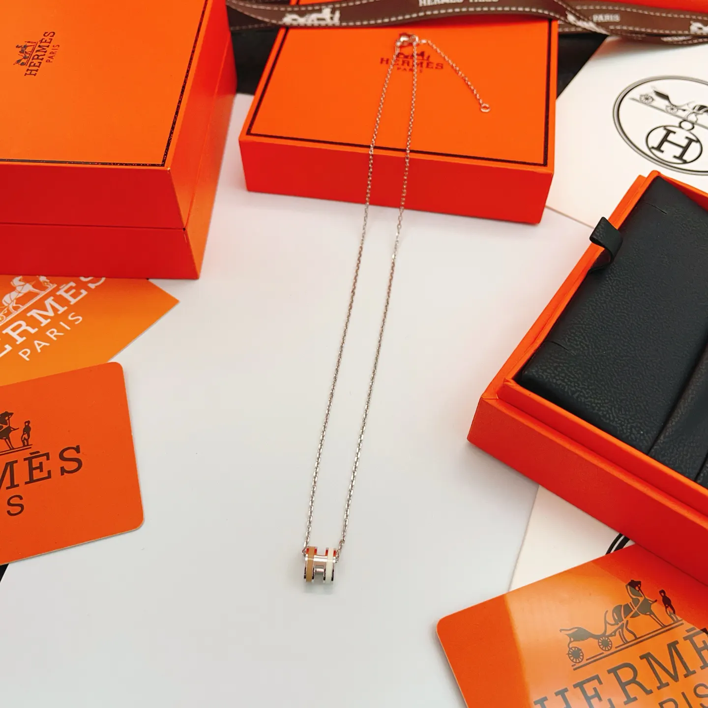 Hermès 銀色 首饰 精致配飾 項鏈(數字4) Hermès 銀色 首饰 精致配飾 項鏈(數字4)