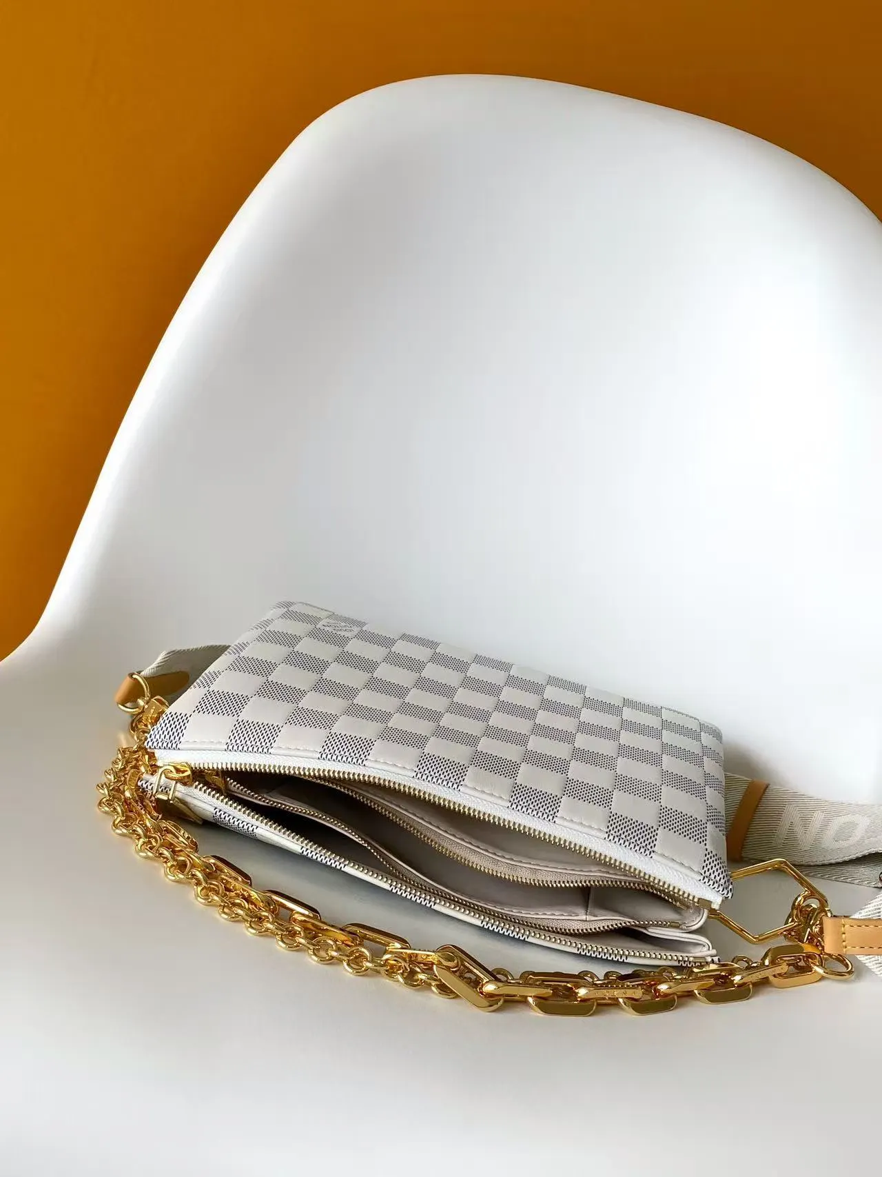 LV Coussin 黑白配色 鏈條包 單肩斜挎款(數字8) LV Coussin 黑白配色 鏈條包 單肩斜挎款(數字8)