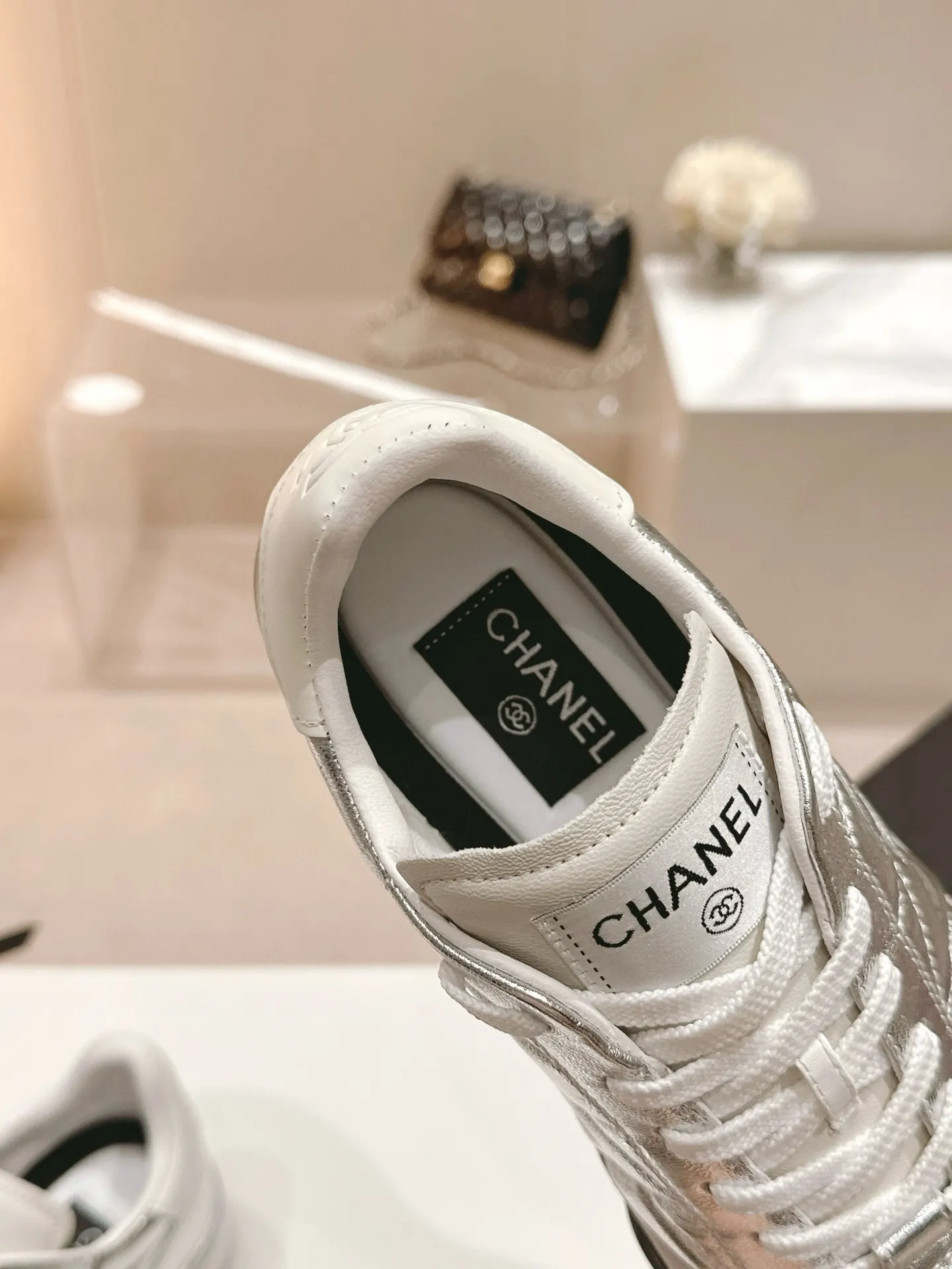 CHANEL 银灰色羊皮休闲鞋 轻便款