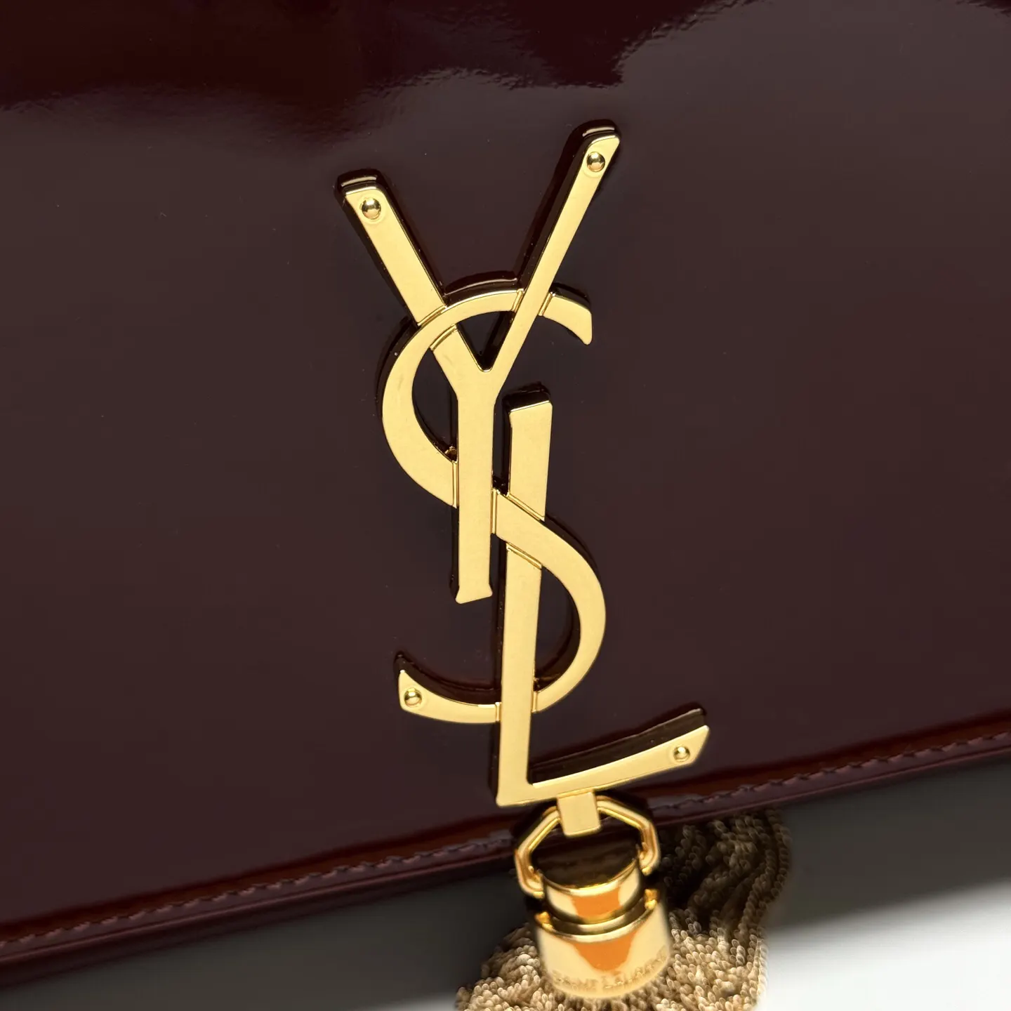 YSL 漆皮 期待已久漆皮永远是時尚的代表…简单而又浮夸 斜背包 輕便斜挎款