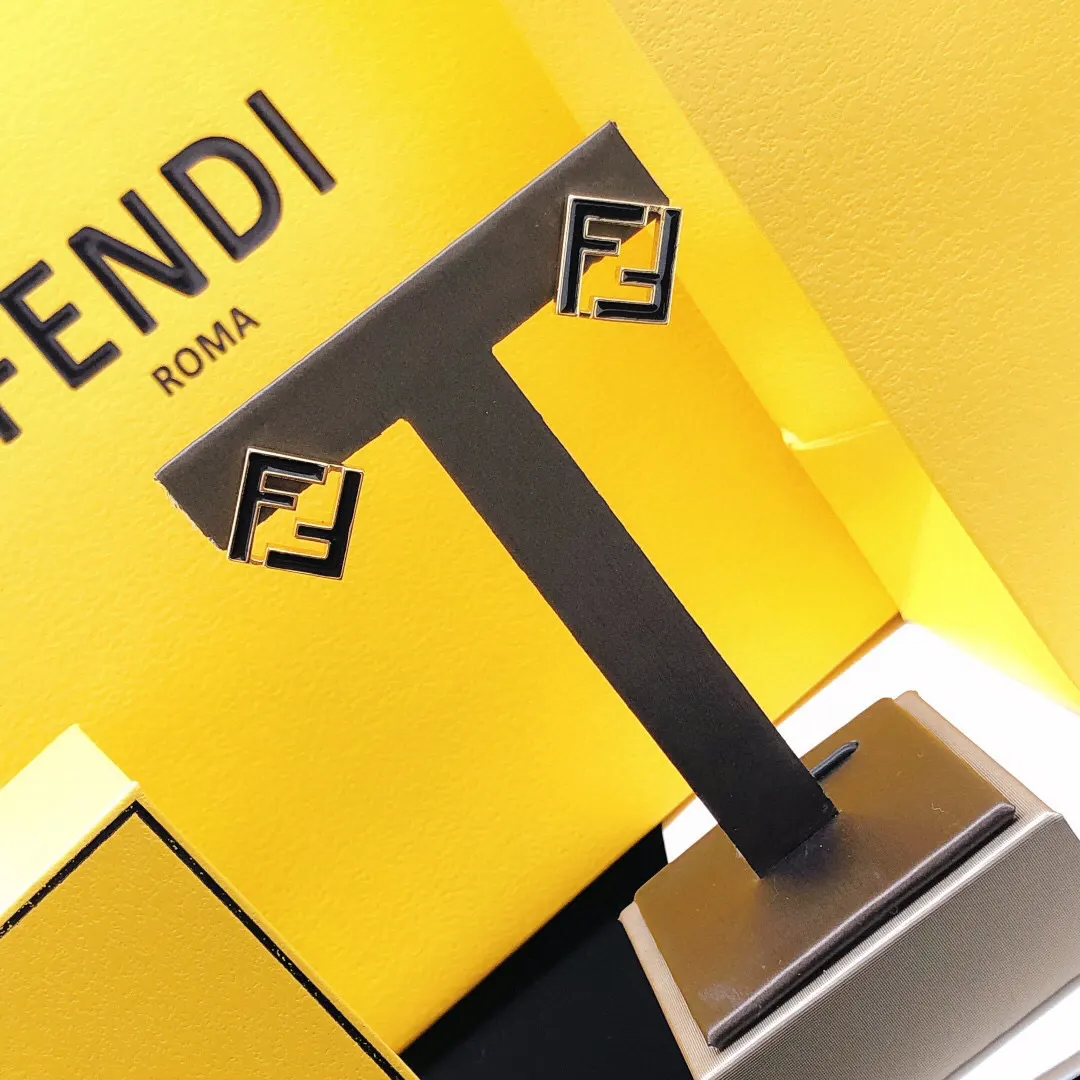 Fendi 黑色 耳钉 小巧点缀款