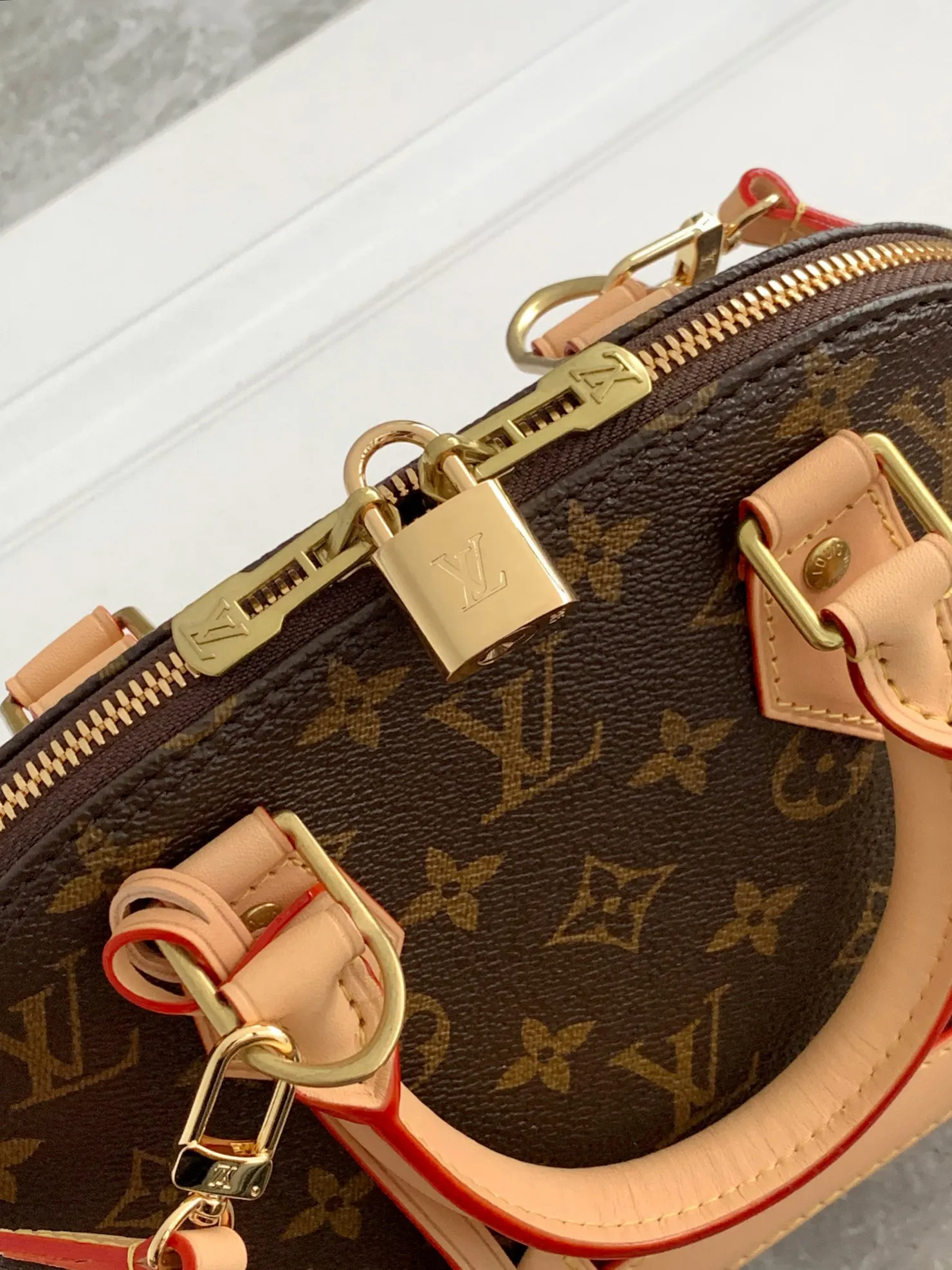 LV Alma classic Monogram, shell bag Image 5 LV Alma classic Monogram, shell bag Image 5