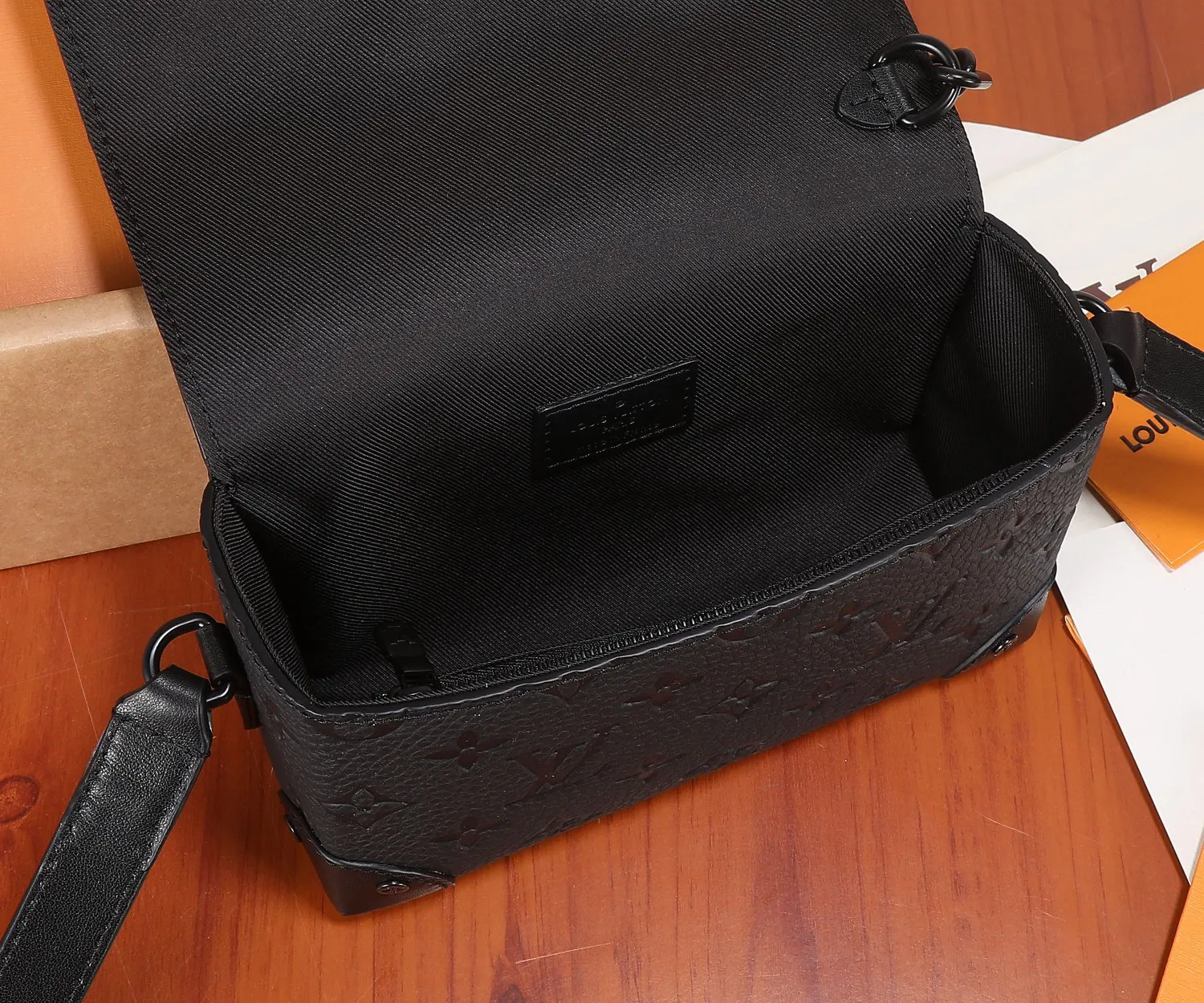 牛皮 拉链内袋稳妥收纳随行物品 可调节肩带实现舒适肩背 链条包 精致链条款