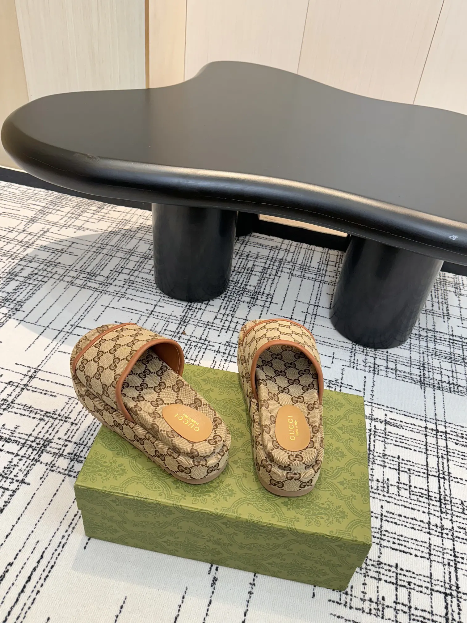 Gucci GG老花平底拖鞋 棕色休闲款