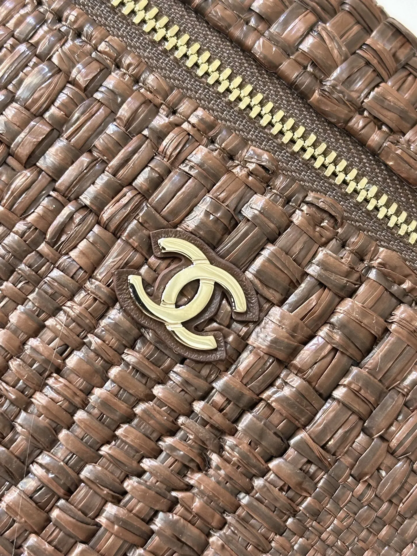 CHANEL 经典的双c加上今年的编织元素 又多了一丝丝的老钱感 斜挎包 轻便斜挎款