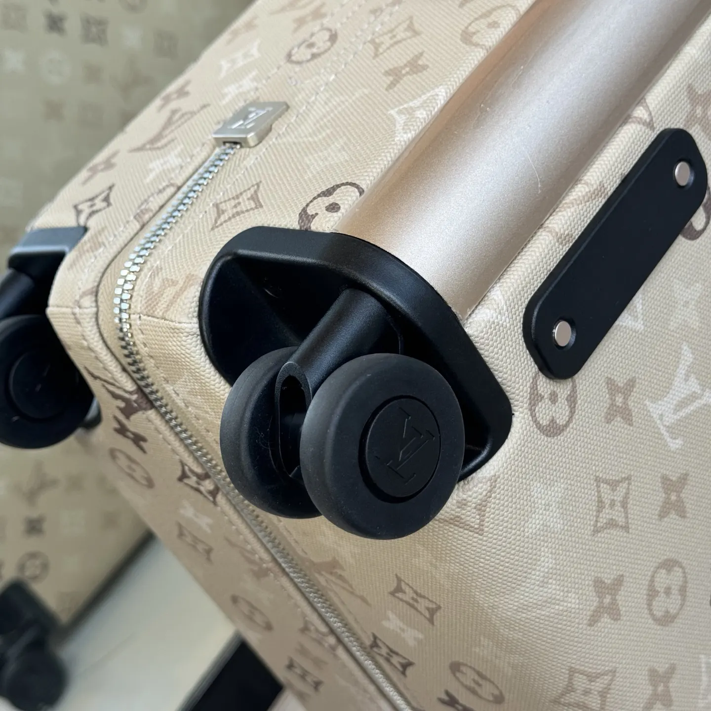Louis Vuitton Monogram Suitcase Travel Lightweight Image 6 Louis Vuitton Monogram Suitcase Travel Lightweight Image 6