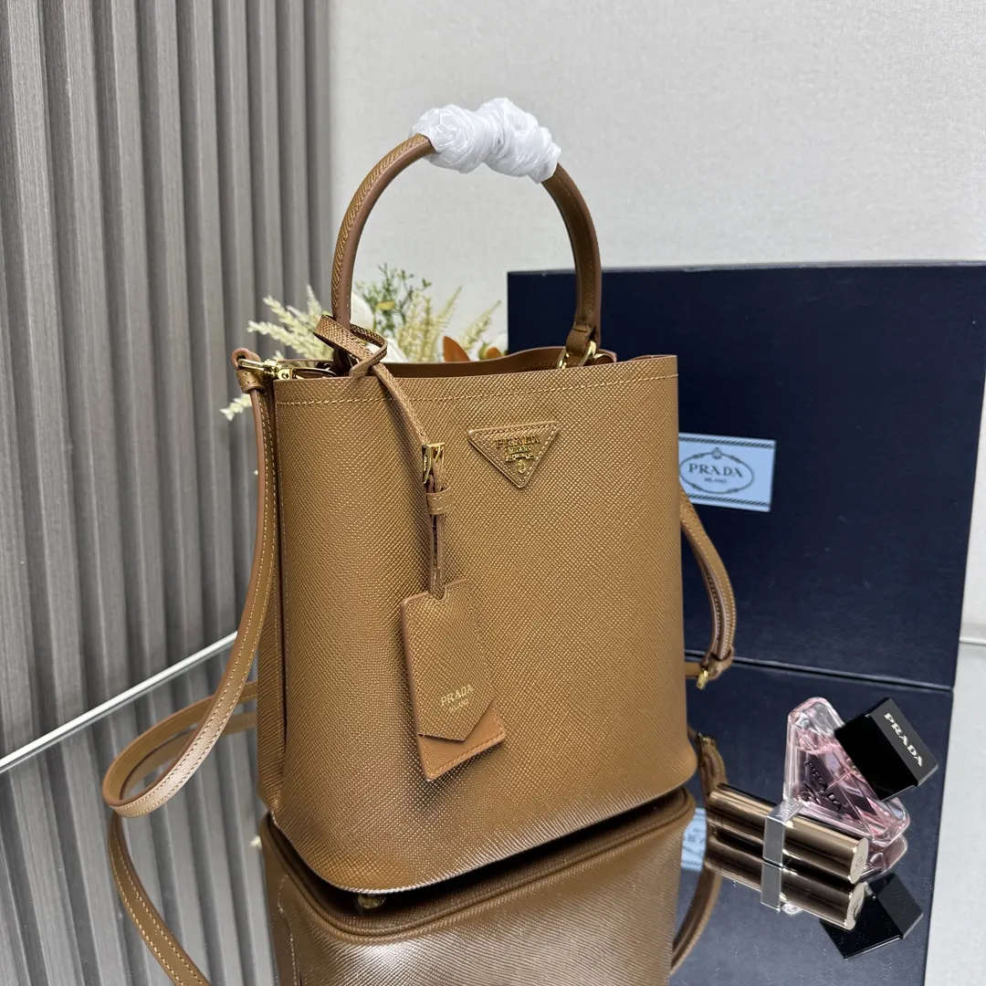 Prada Saffiano 皮革 三角标 水桶包