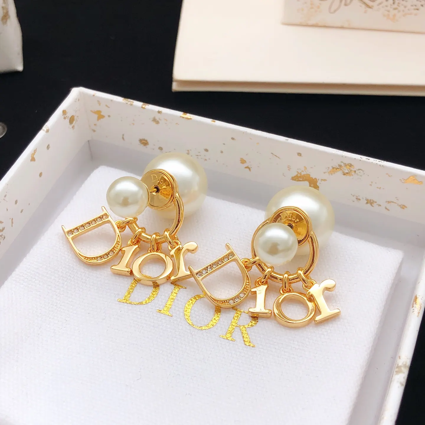 Dior 金色 珍珠 字母 耳钉 小巧点缀款