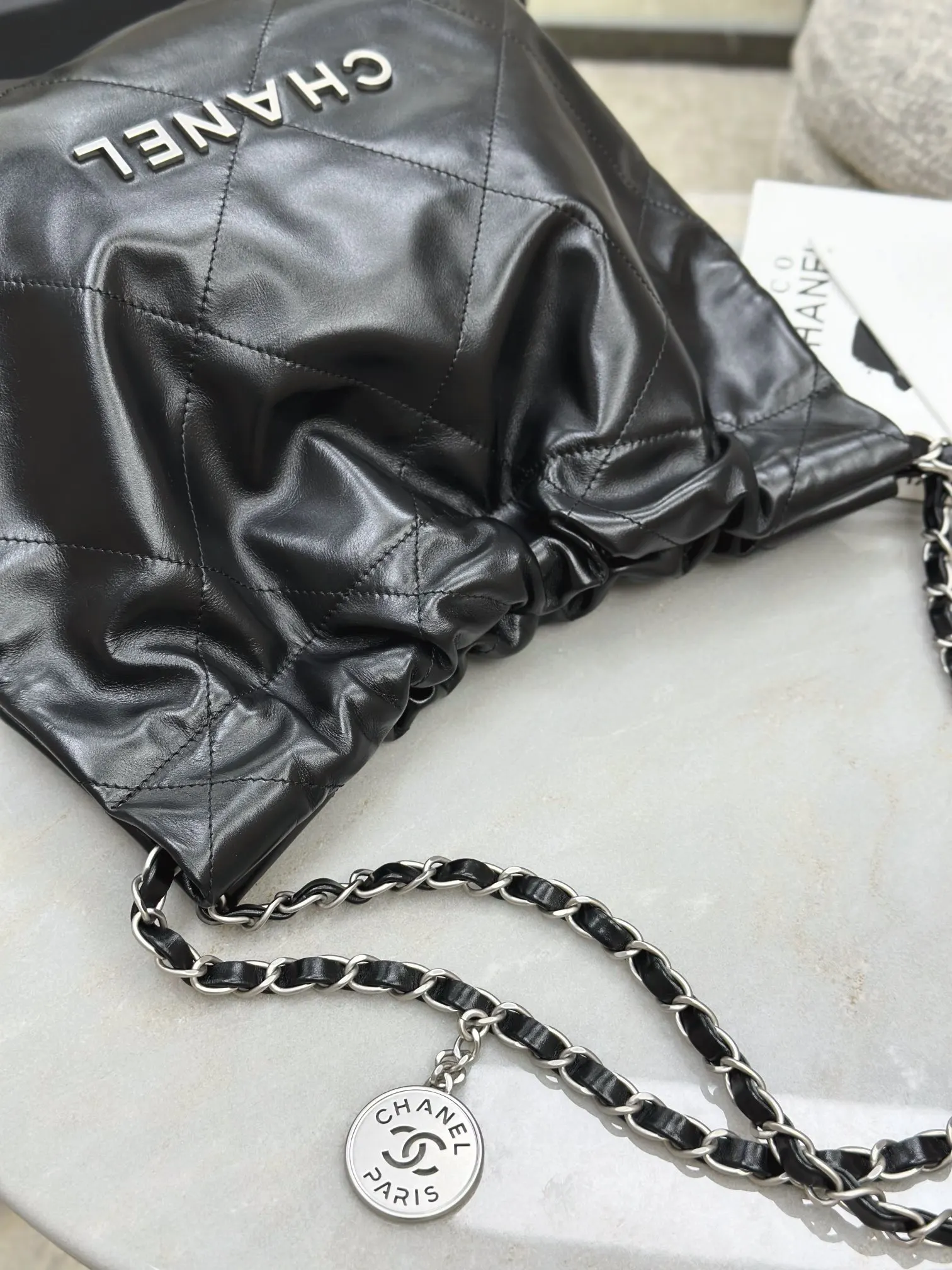 CHANEL 22 Bag 黑色牛皮束口链条包 旅行款