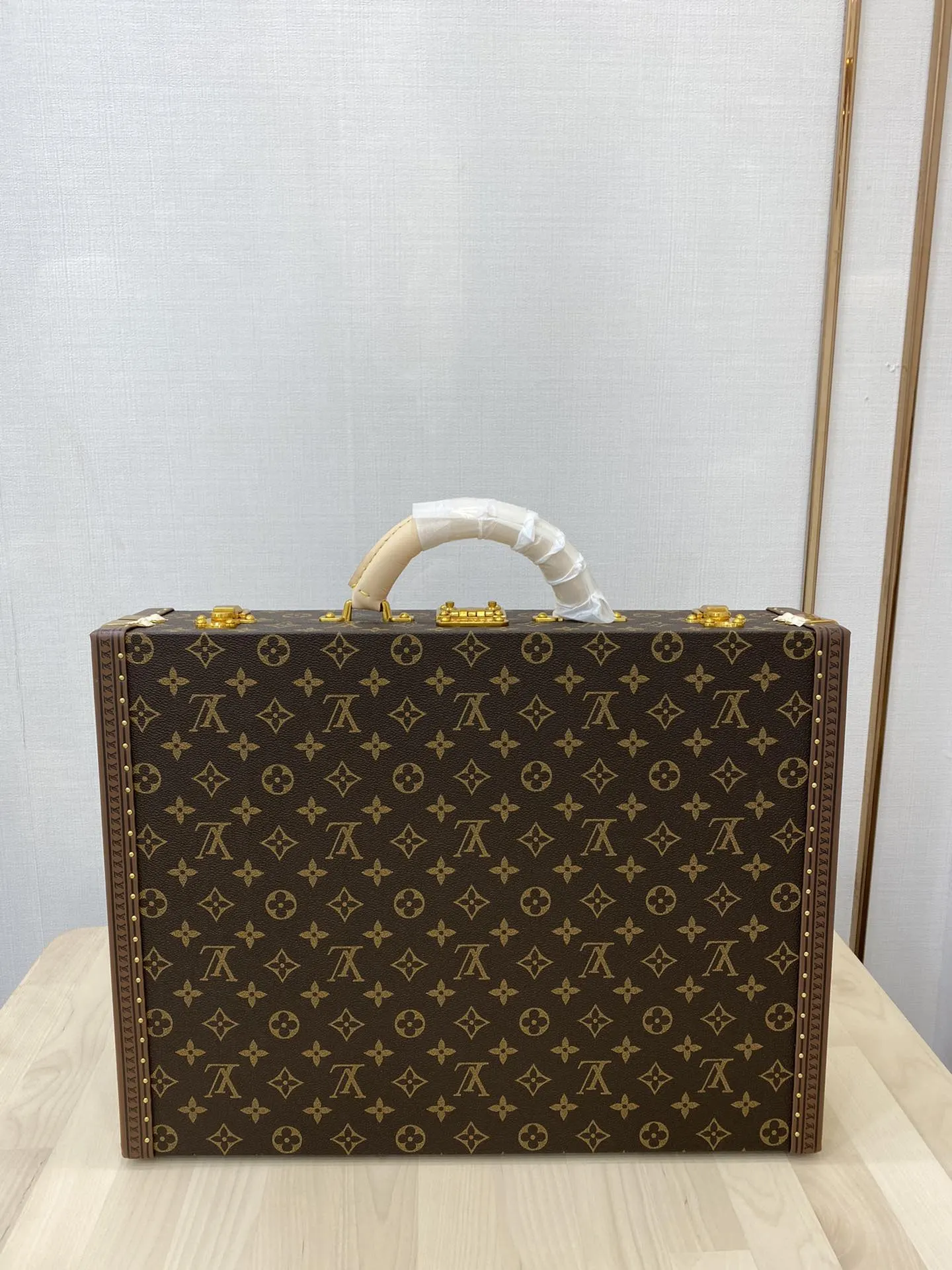 金色 Damier 它 一个舒適的真皮手把和一个地址标签 手提包 通勤手提款