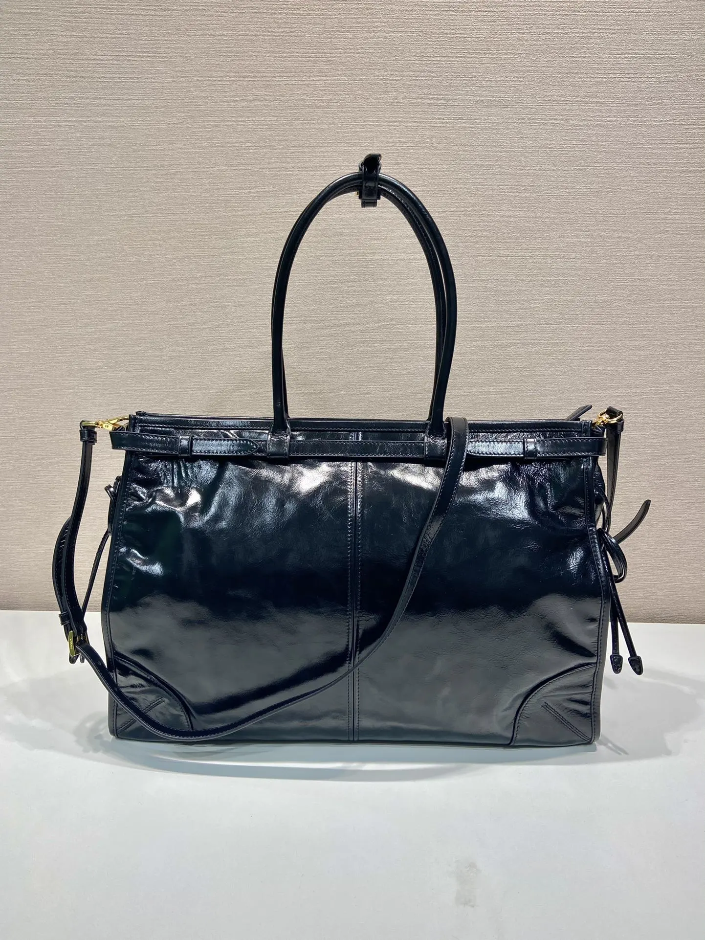 Prada 斜挎包