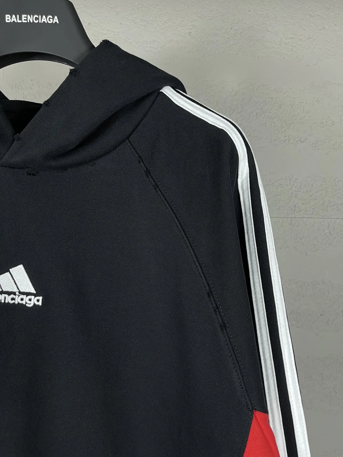 Balenciaga 联名拼色连帽卫衣 黑红