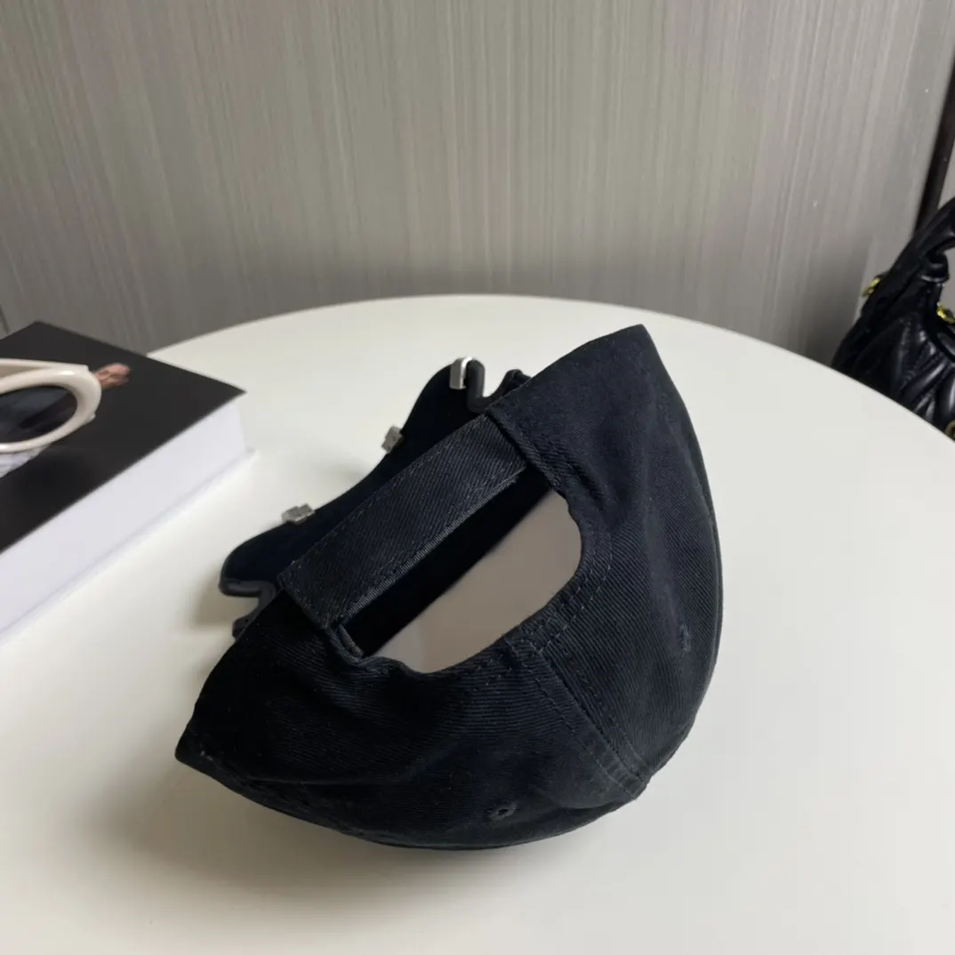 Balenciaga 棒球帽 精致搭配