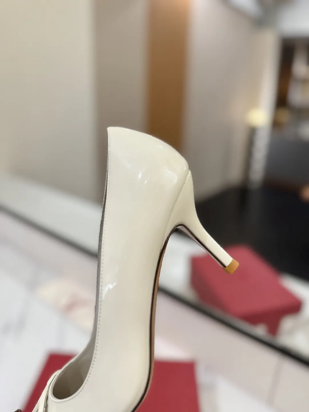 Valentino 金色 平底鞋 通勤约会款