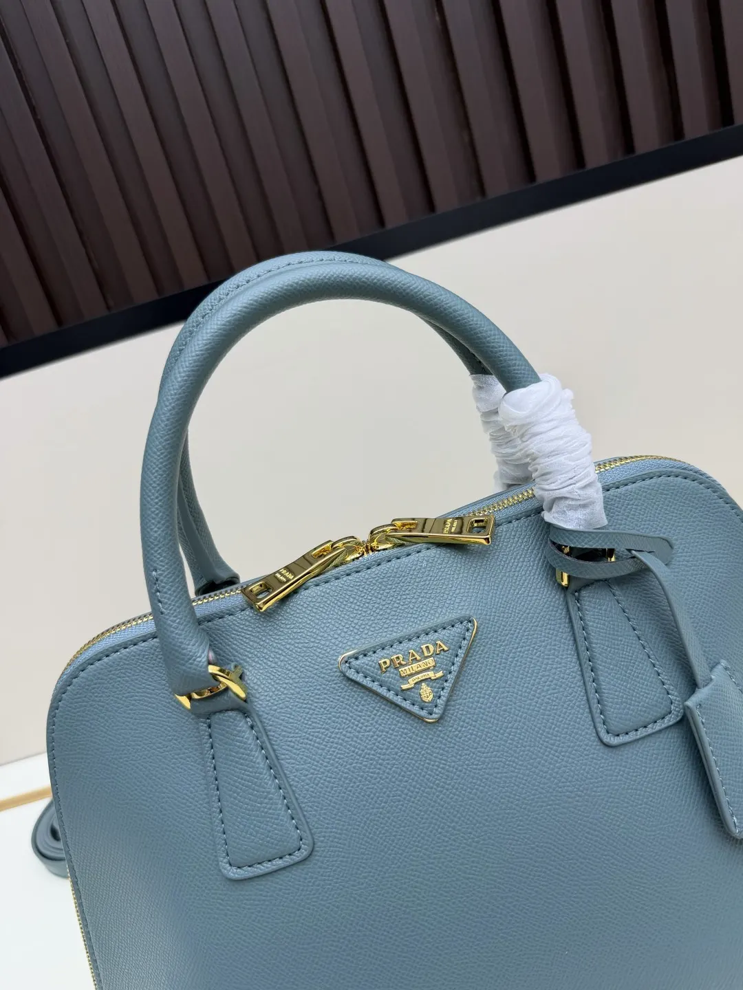 Prada Saffiano 十字纹牛皮 Logo 手提包