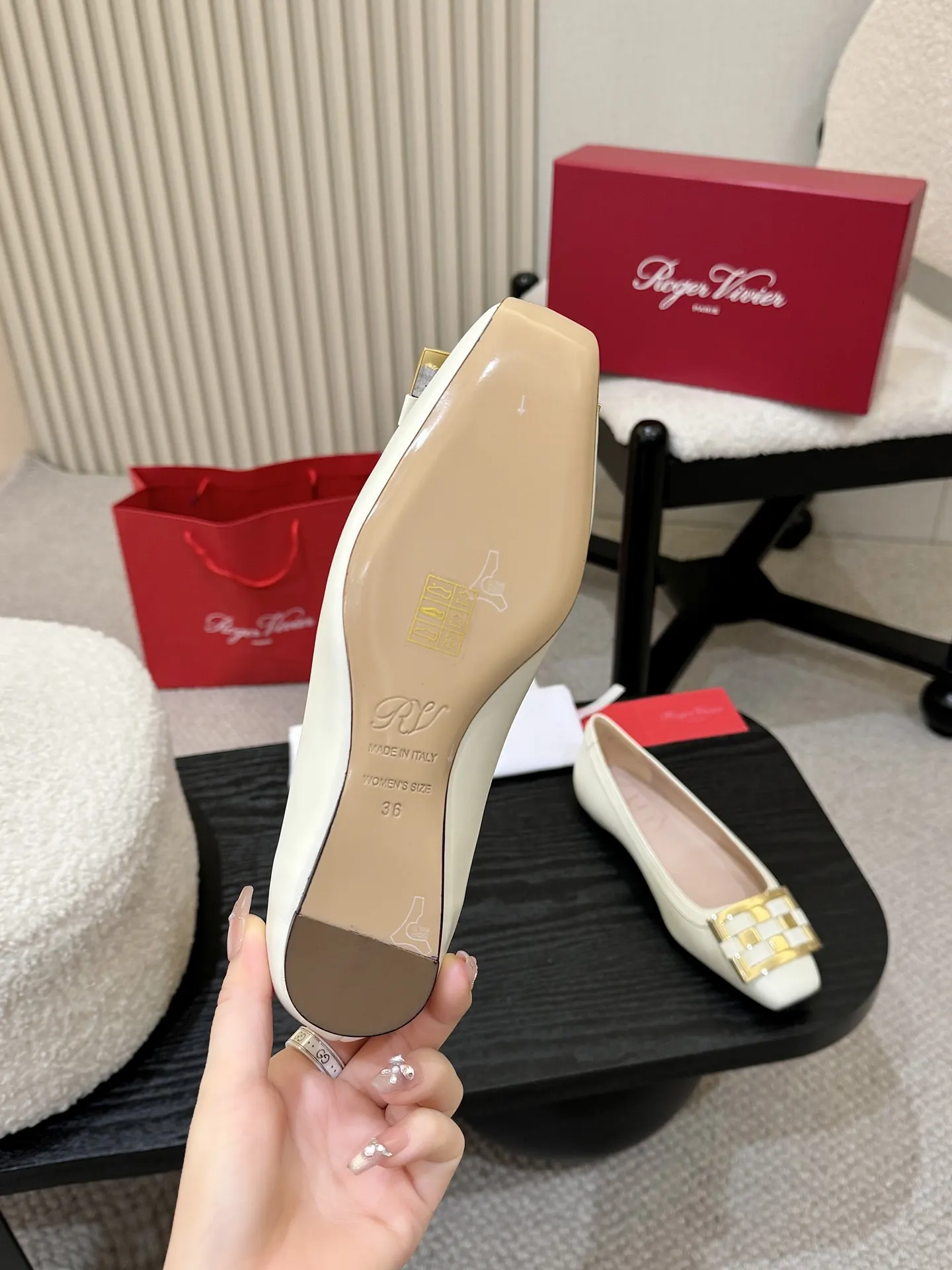 Roger Vivier 運動鞋 休閒百搭款(數字6) Roger Vivier 運動鞋 休閒百搭款(數字6)