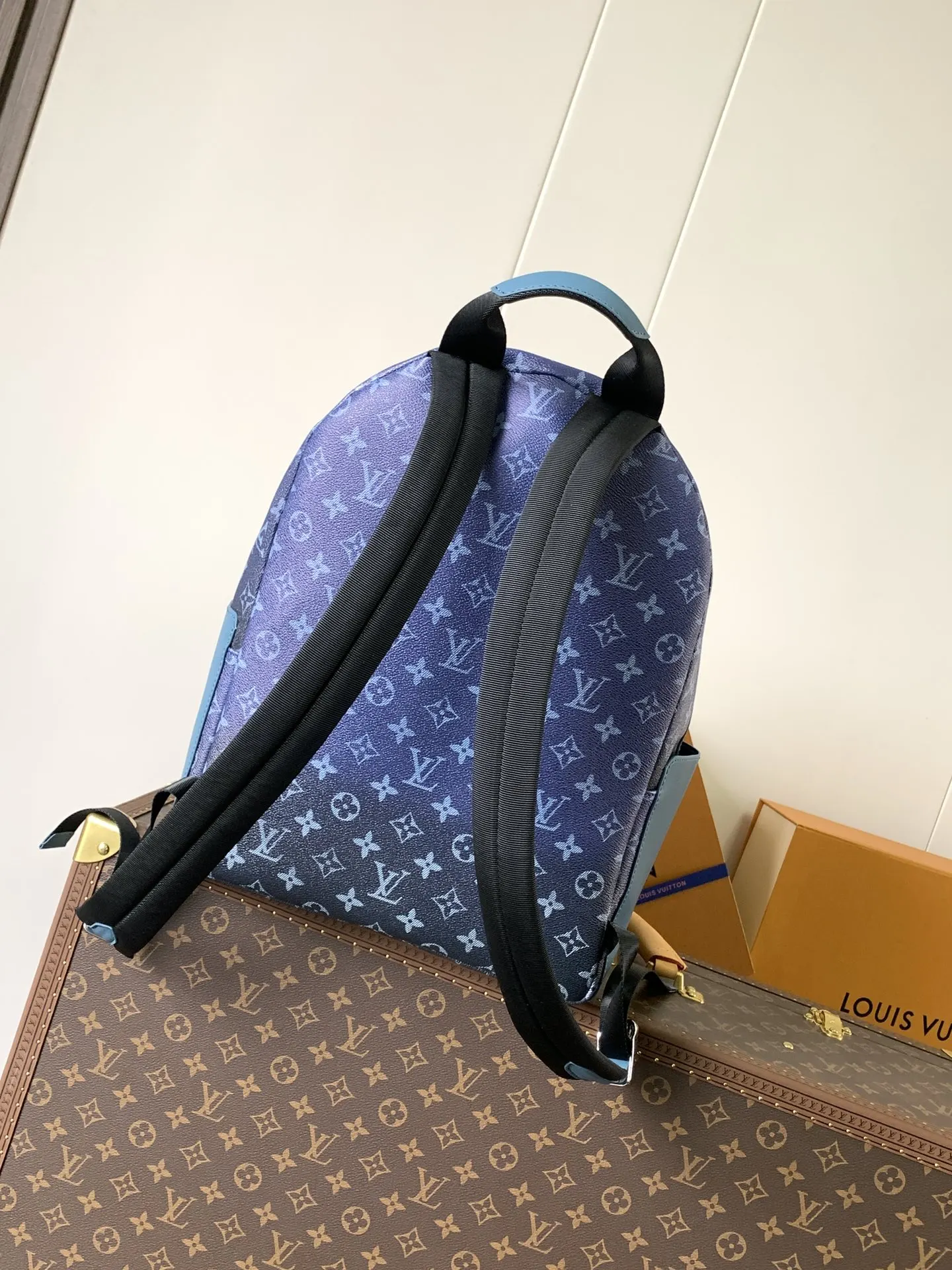 牛皮 外袋 拉链前袋和开口侧袋方便取放物品 内袋确保收納井 雙肩包 实用雙肩款