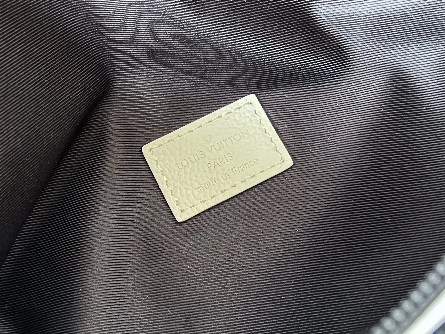 白色 牛皮 贴身构型方便取放主隔层物品 可调节背带实现系腰 肩背 腰包 休闲腰包款