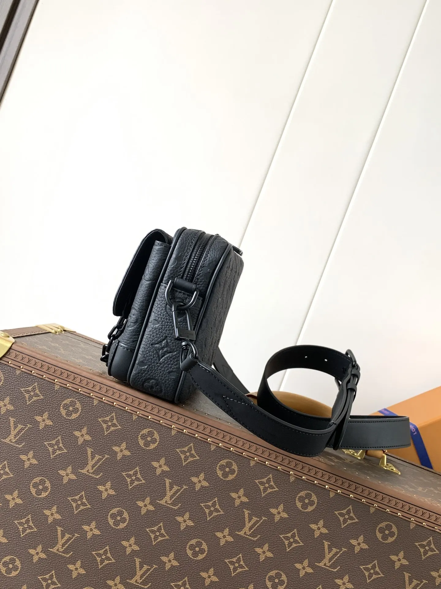 LV 老花鏈條腋下包 單肩款(數字11) LV 老花鏈條腋下包 單肩款(數字11)